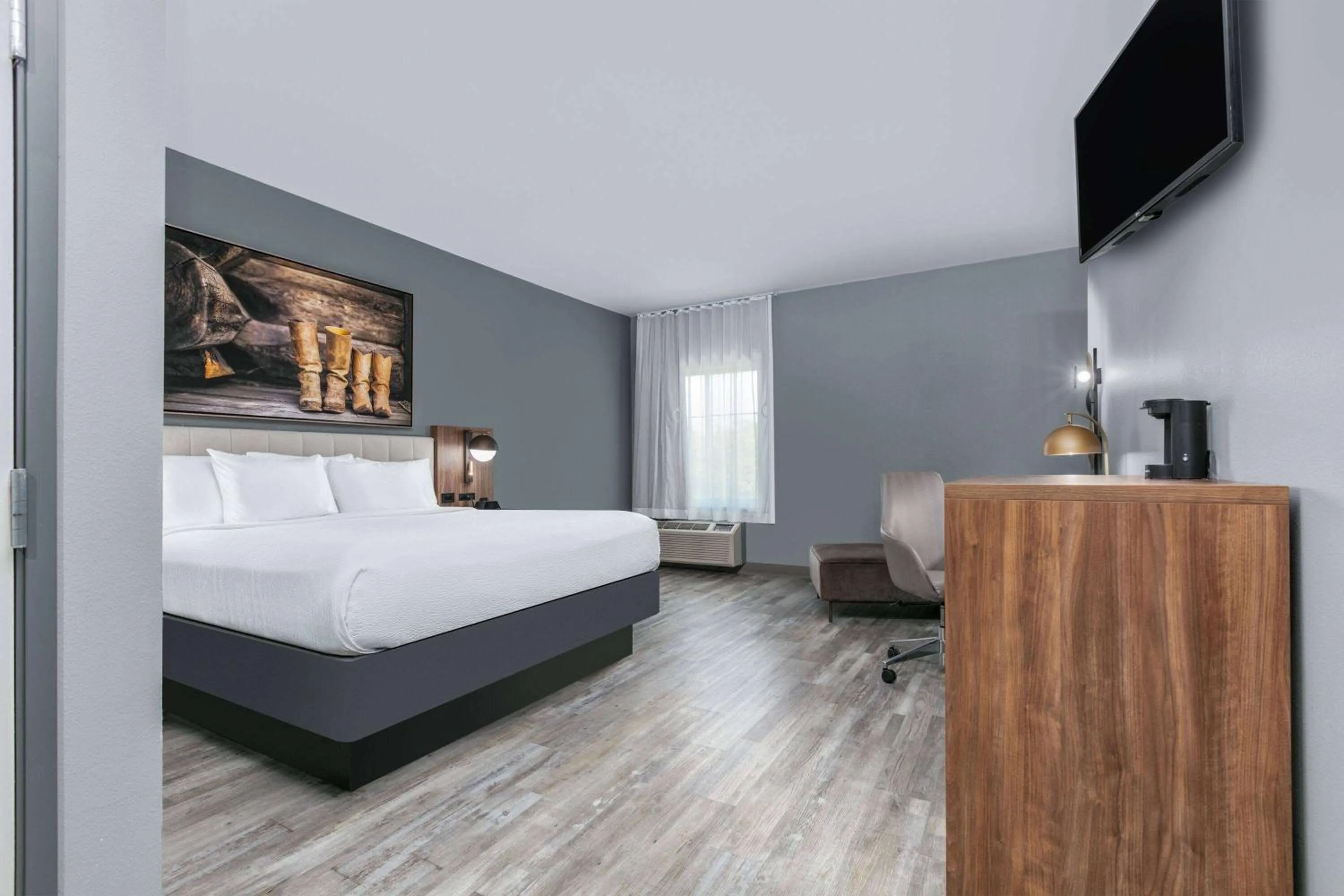 King Room with Bath Tub - Mobility/Hearing Accessible - Non-Smoking in La Quinta by Wyndham Decatur