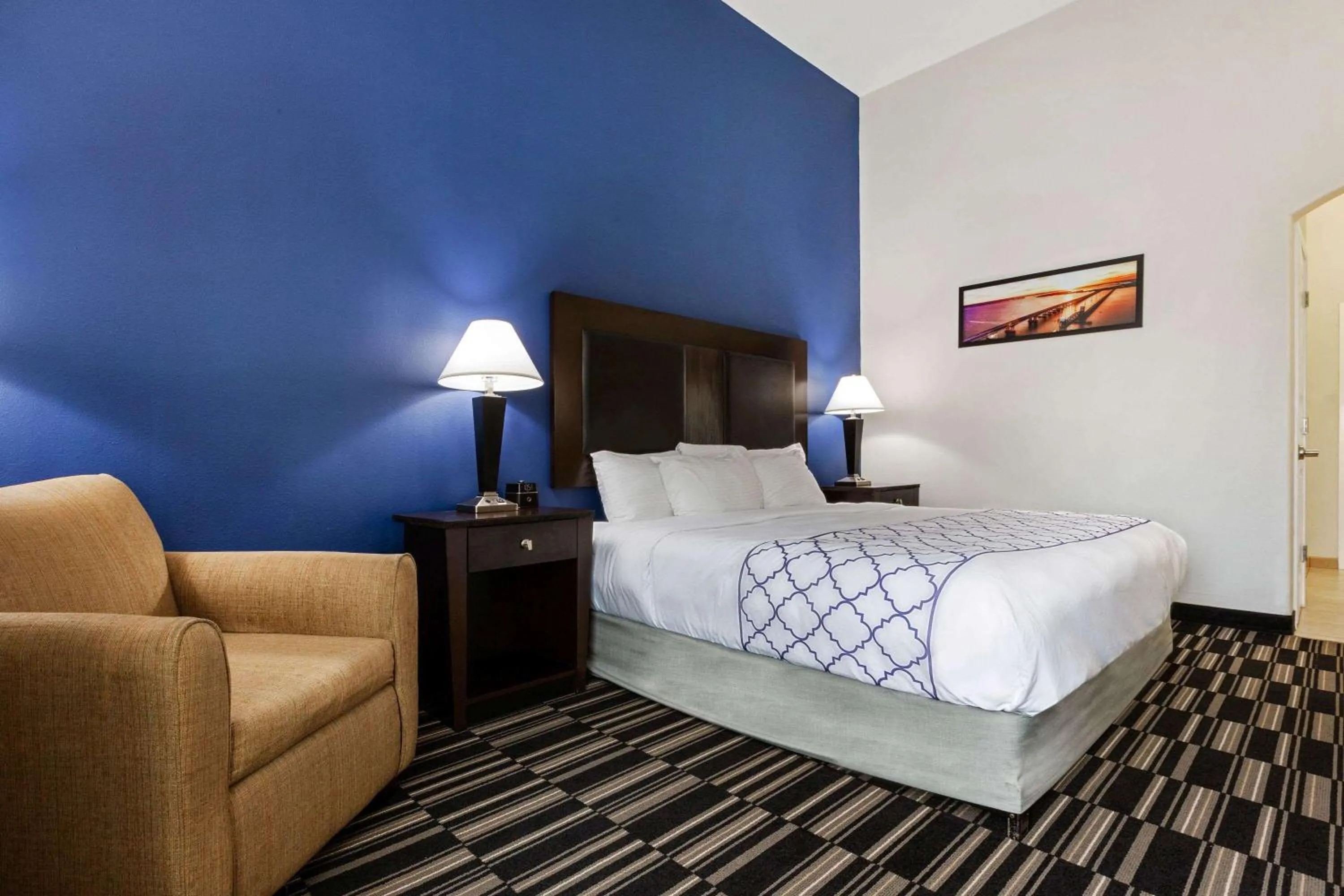 Deluxe King Room with Bathtub - Mobility/Hearing Accessible - Non-Smoking in La Quinta by Wyndham Alvin