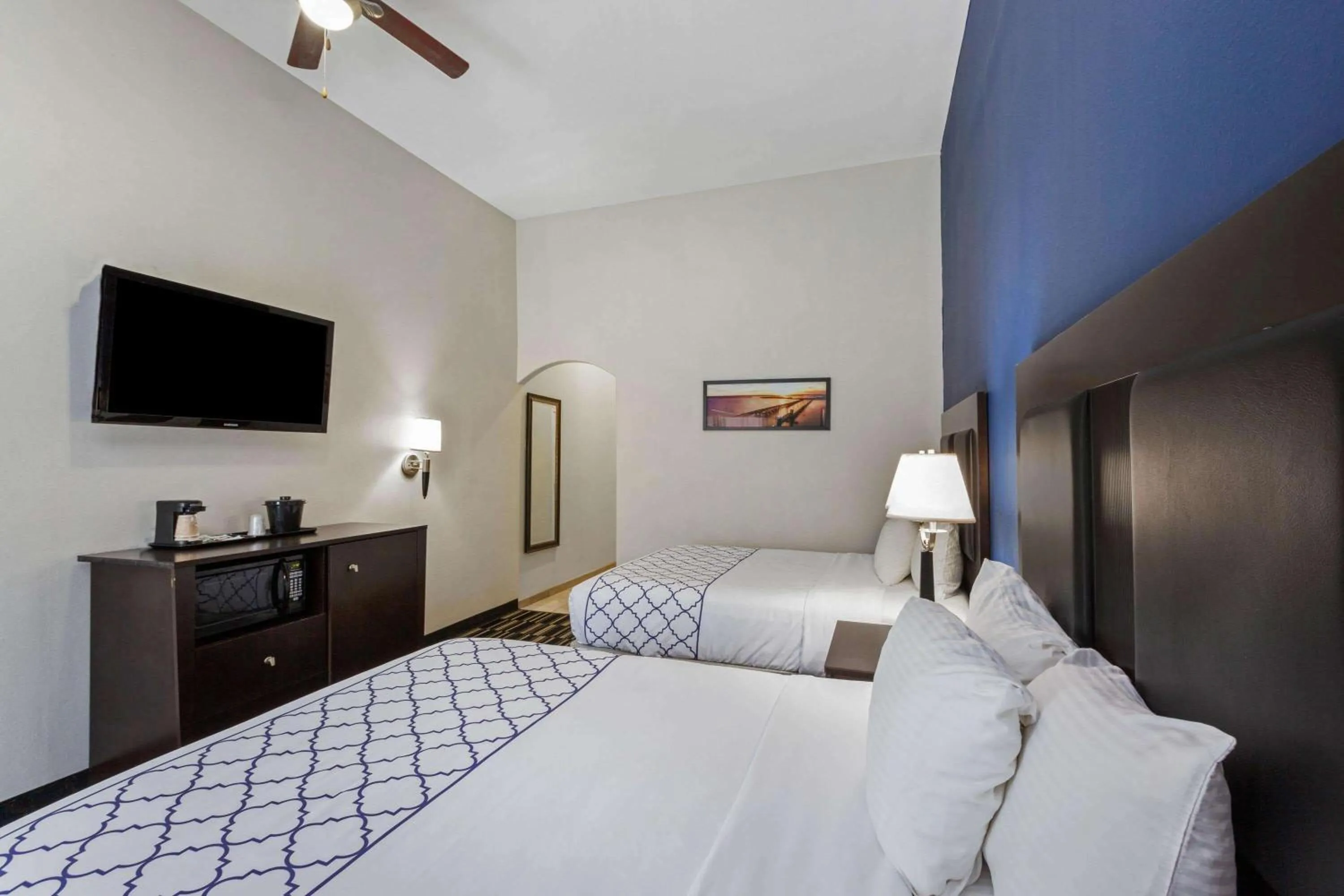 Queen Room with Two Queen Beds and Bath Tub - Mobility/Hearing Access - Non-Smoking in La Quinta by Wyndham Alvin