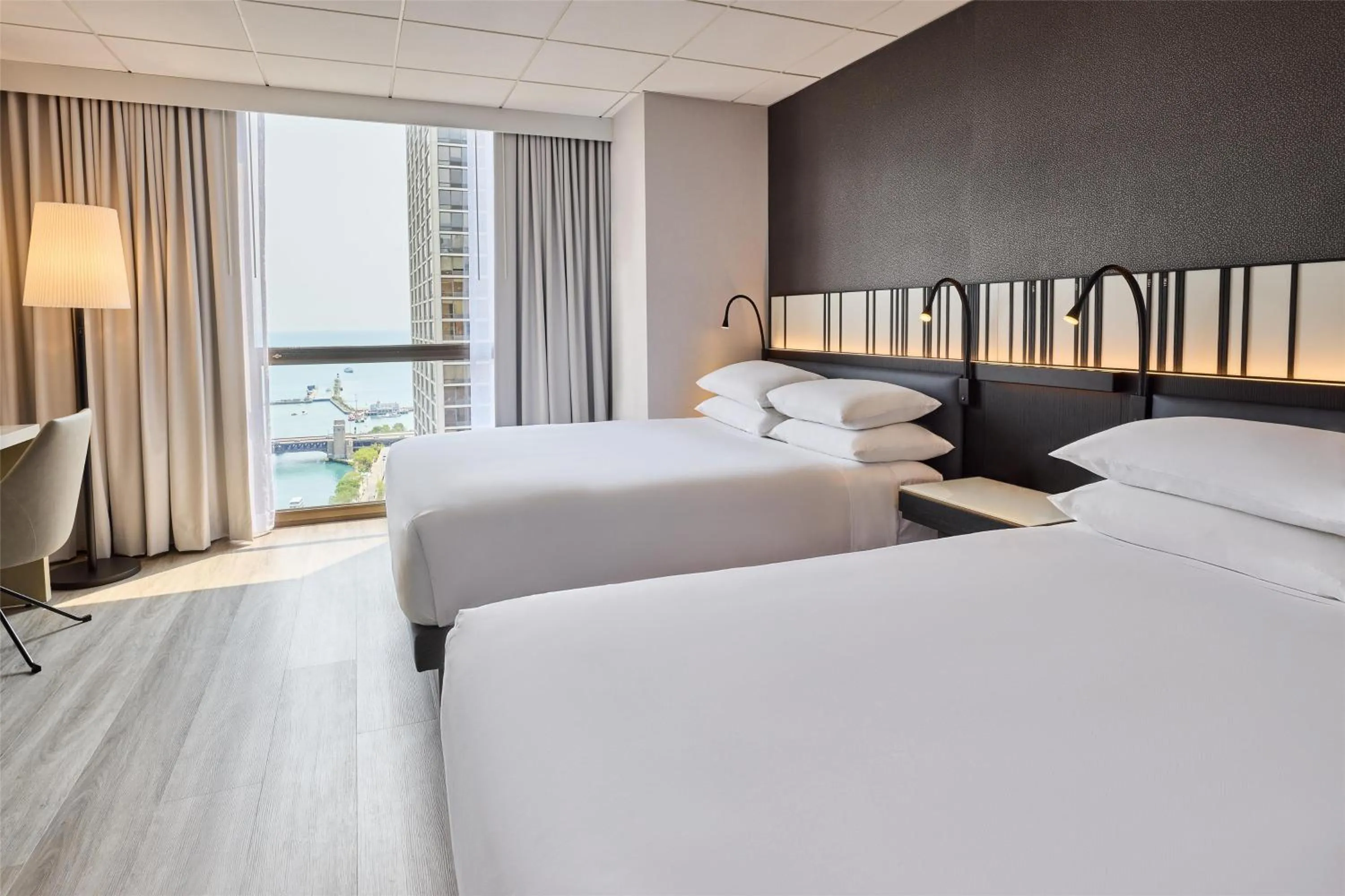 Queen Room with Two Queen Beds and Lake View in Hyatt Regency Chicago