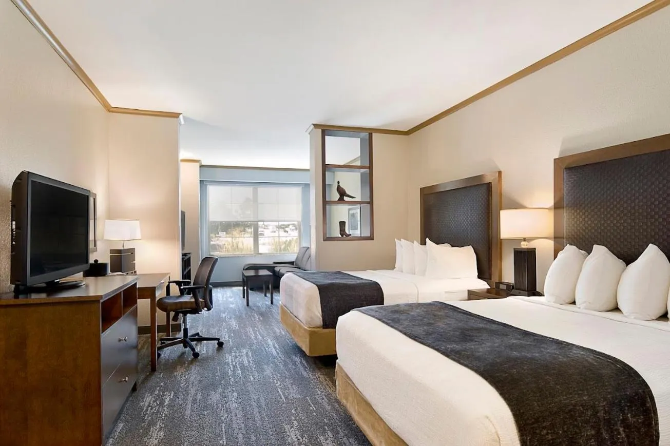 Queen Suite in ClubHouse Hotel and Suites