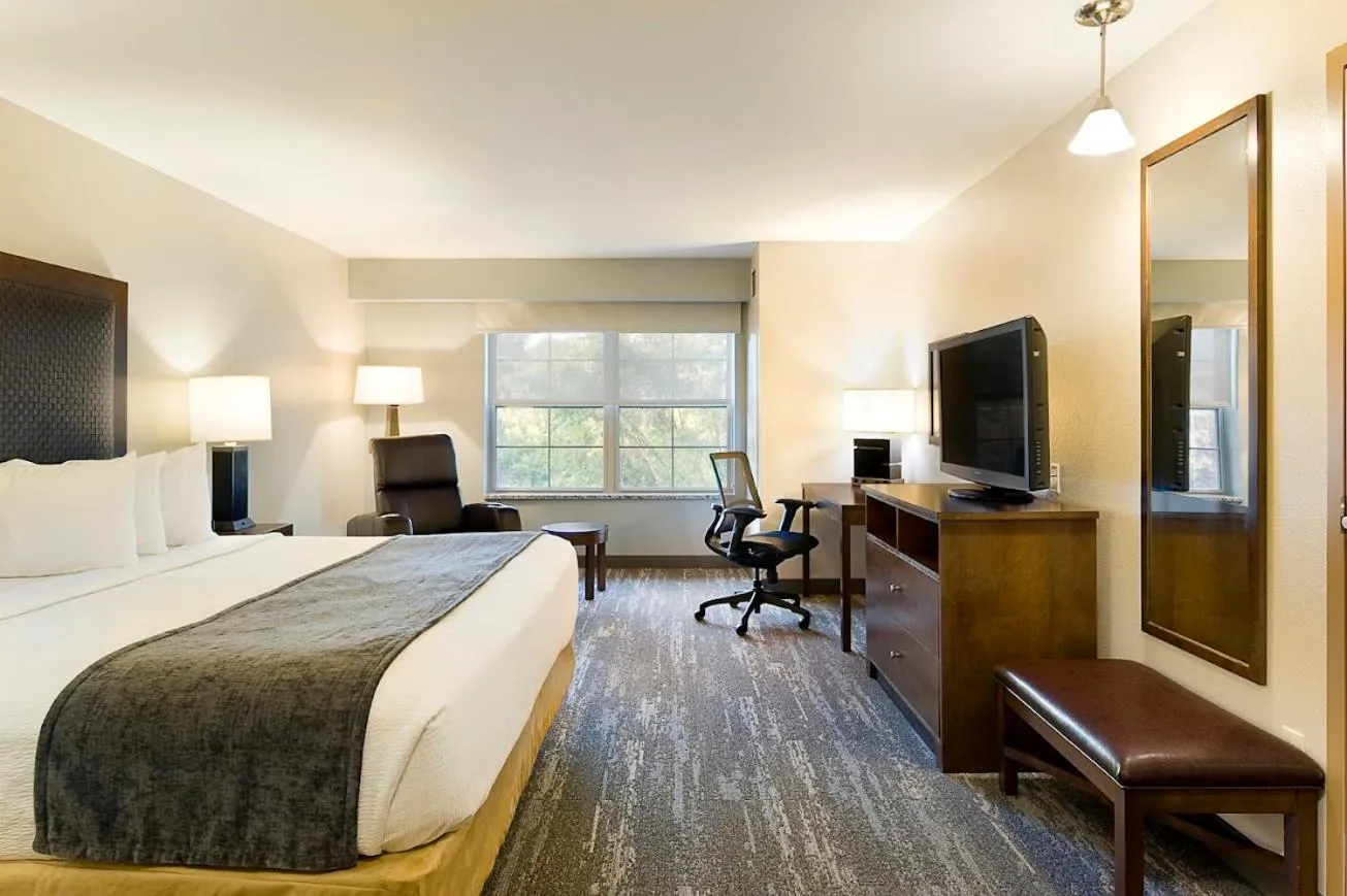 King Room in ClubHouse Hotel and Suites