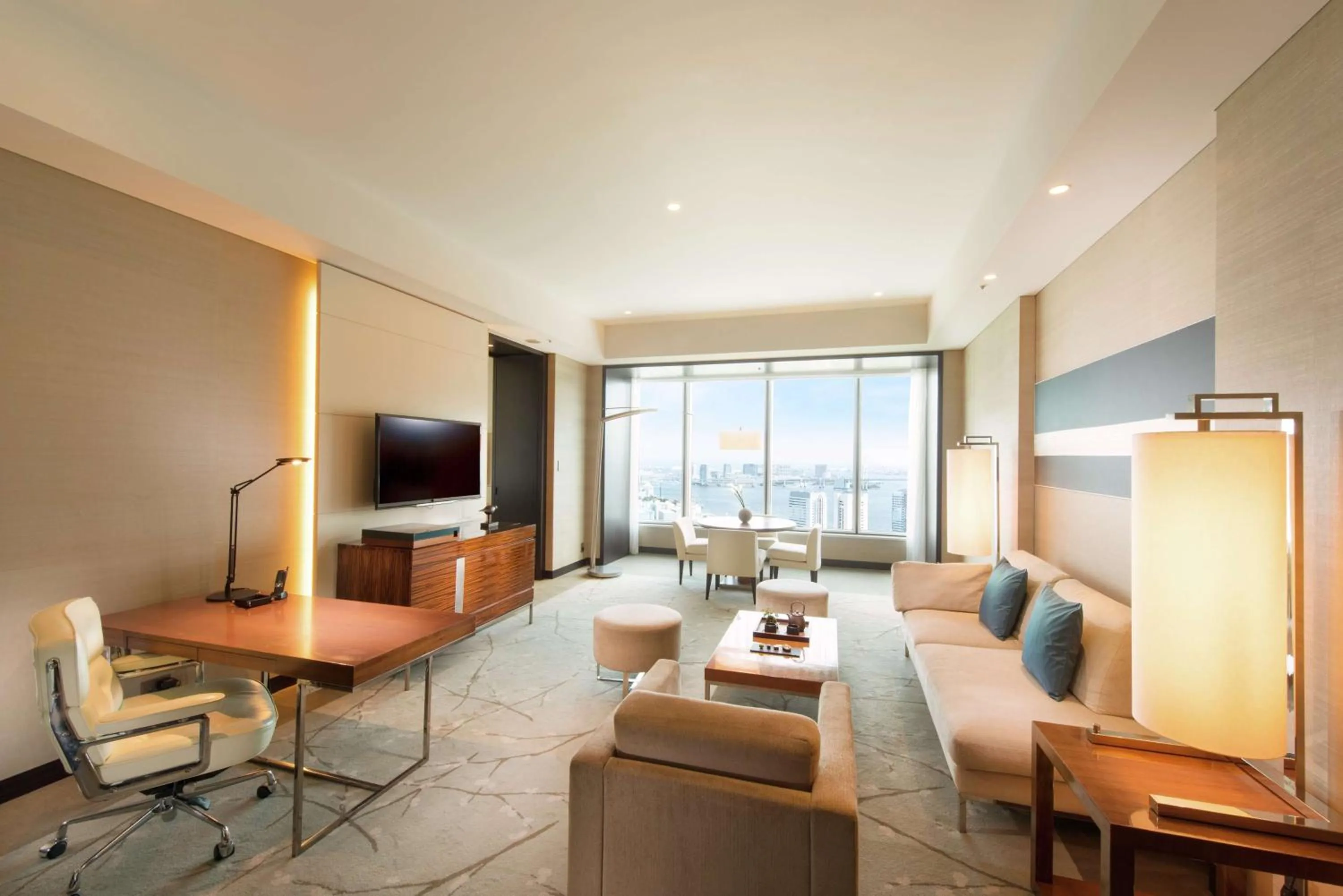 Corner King Suite with Bay View in Conrad Tokyo