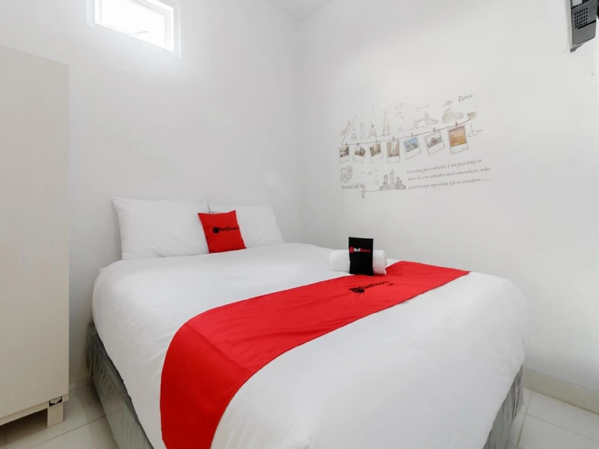 Double Room in RedDoorz Plus near Taman Rasuna Menteng