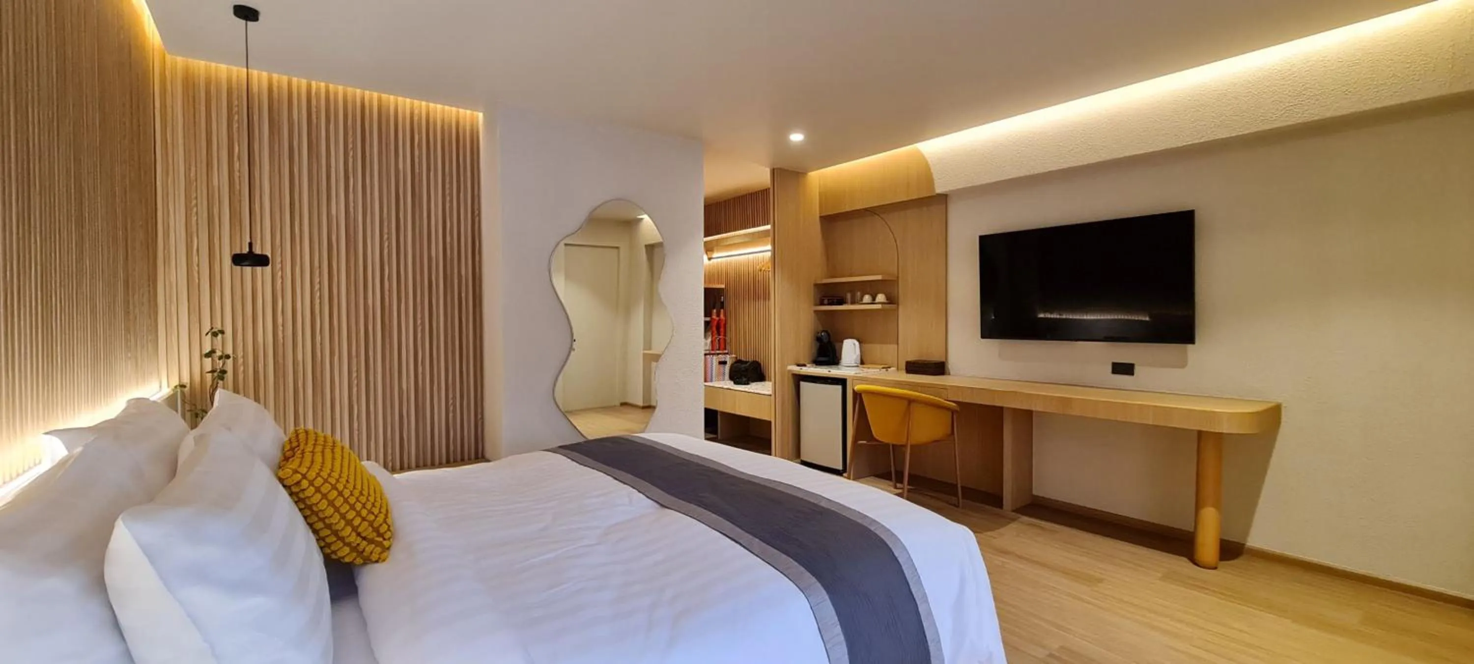 Deluxe King Room in Cocohut Beach Resort Koh Phangan