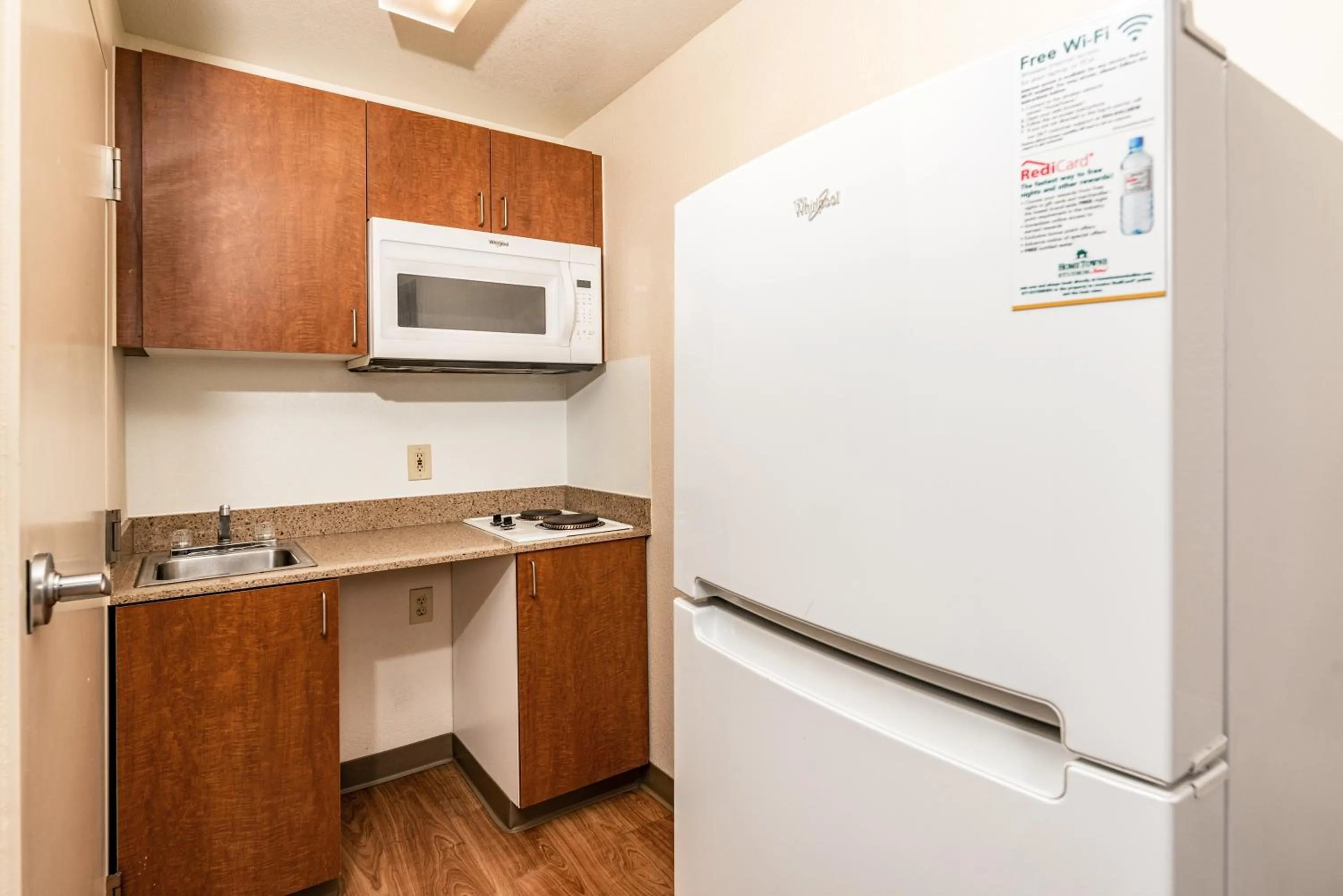  Studio Queen Room Non-Smoking  in HomeTowne Studios by Red Roof Fresno - West