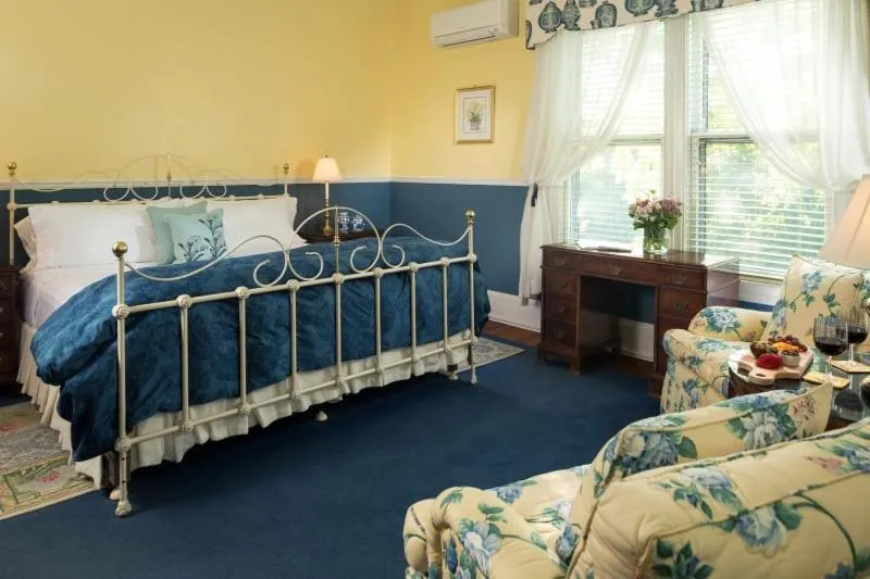 Deluxe King Room in Albemarle Inn - Asheville