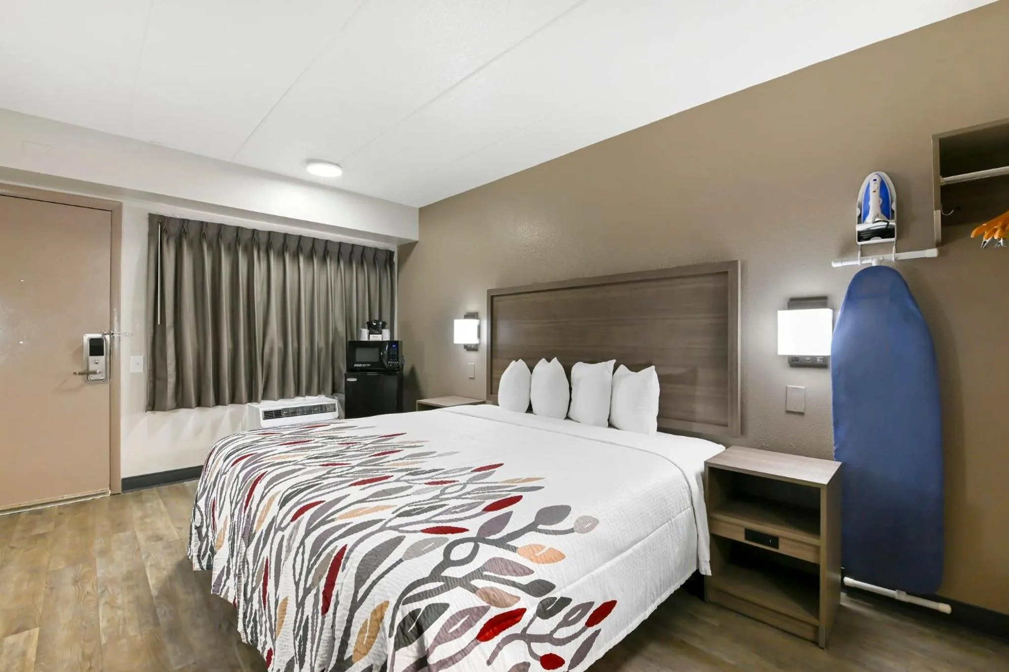 Standard King Room Disability Access Smoke Free in Red Roof Inn Washington DC - Laurel