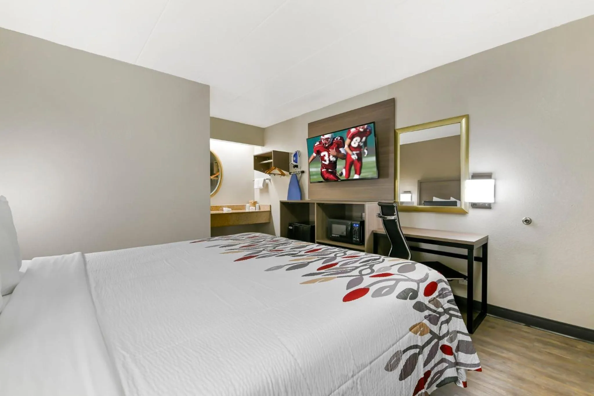  Deluxe King Room Smoke Free in Red Roof Inn Washington DC - Laurel