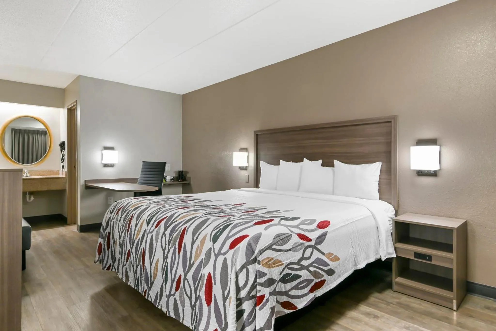 Superior King Room Smoke Free in Red Roof Inn Washington DC - Laurel