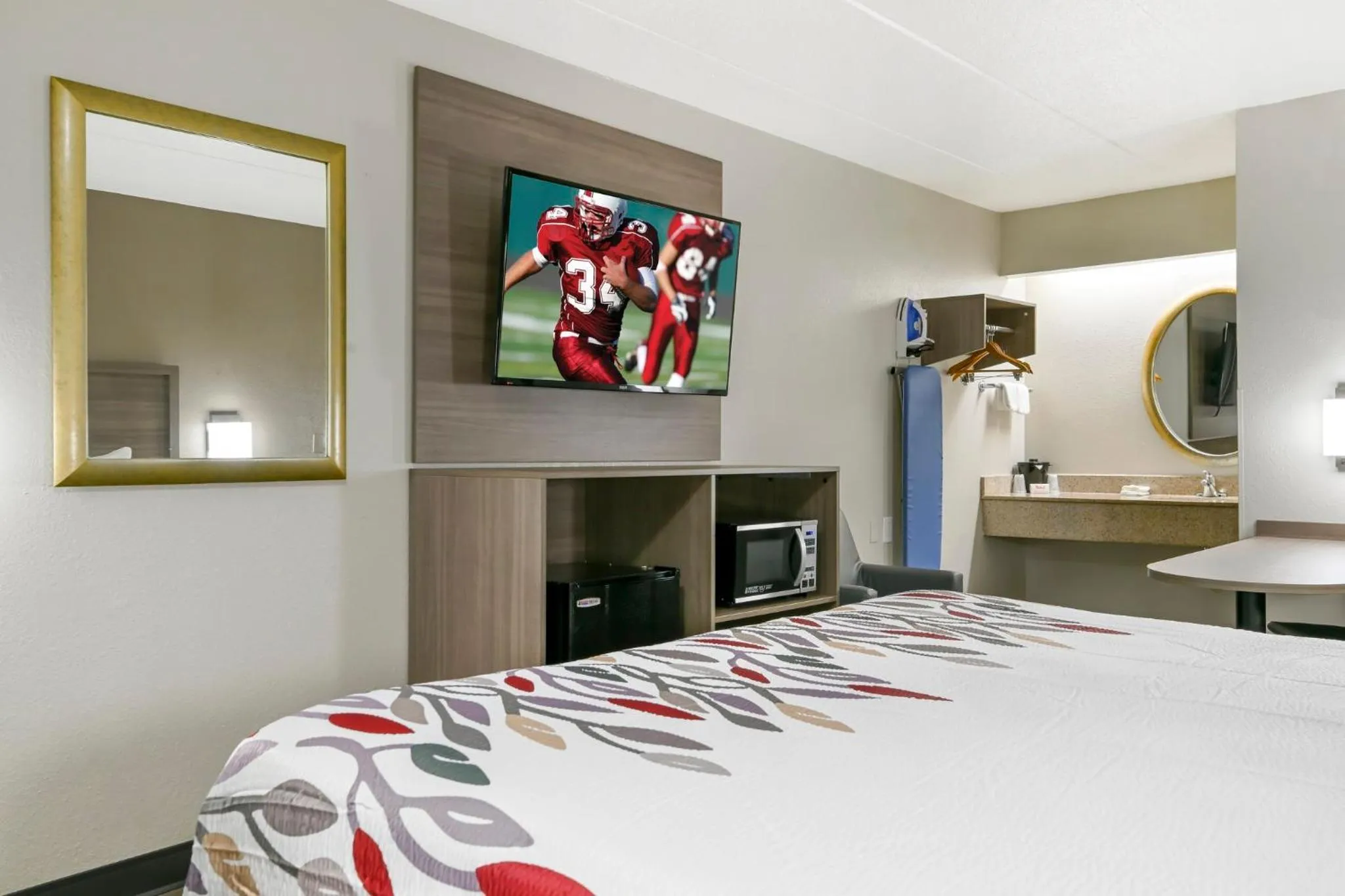 Superior King Room Smoke Free in Red Roof Inn Washington DC - Laurel