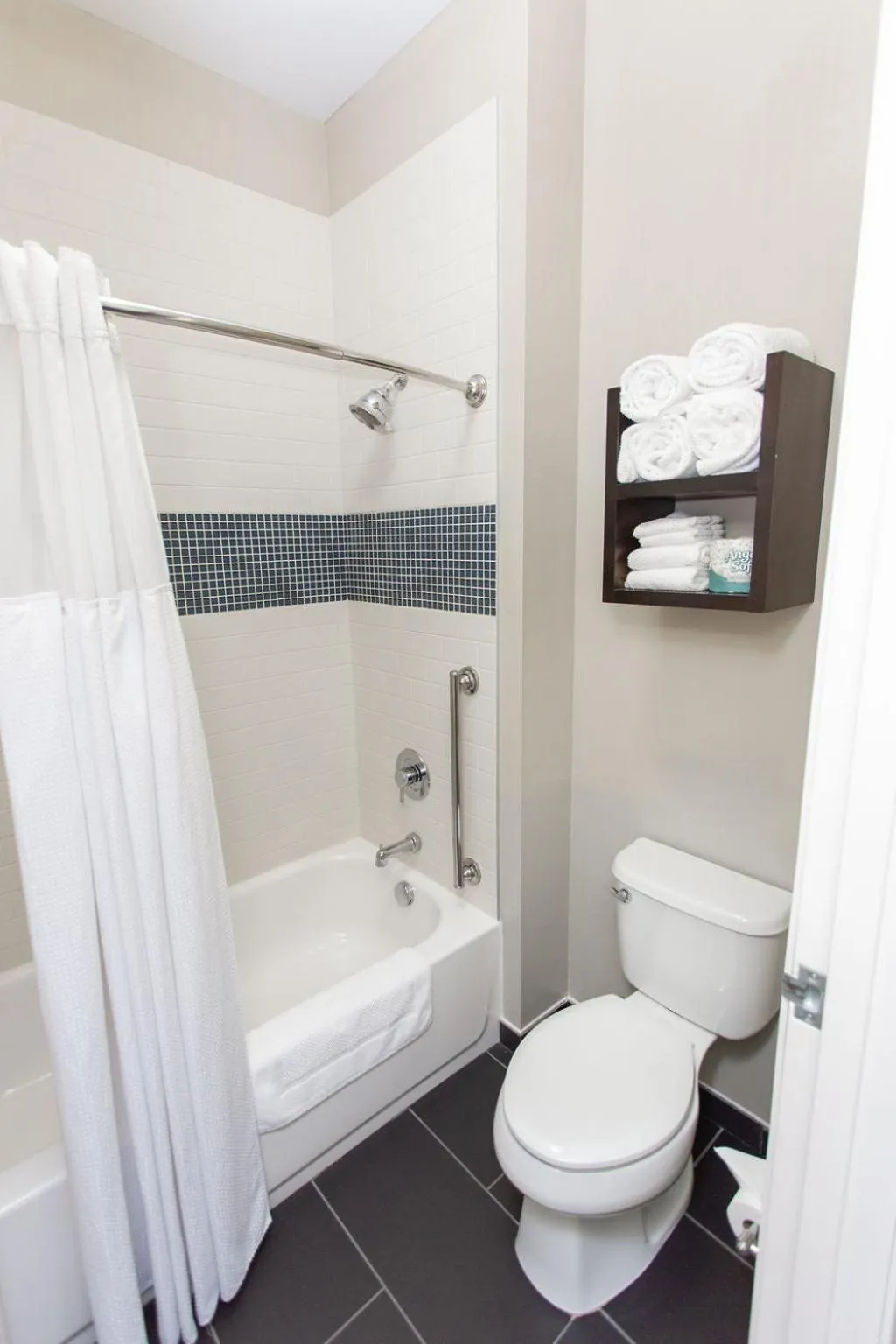 Two-Bedroom Suite Disability Access Tub - Non-Smoking in Staybridge Suites Bowling Green by IHG