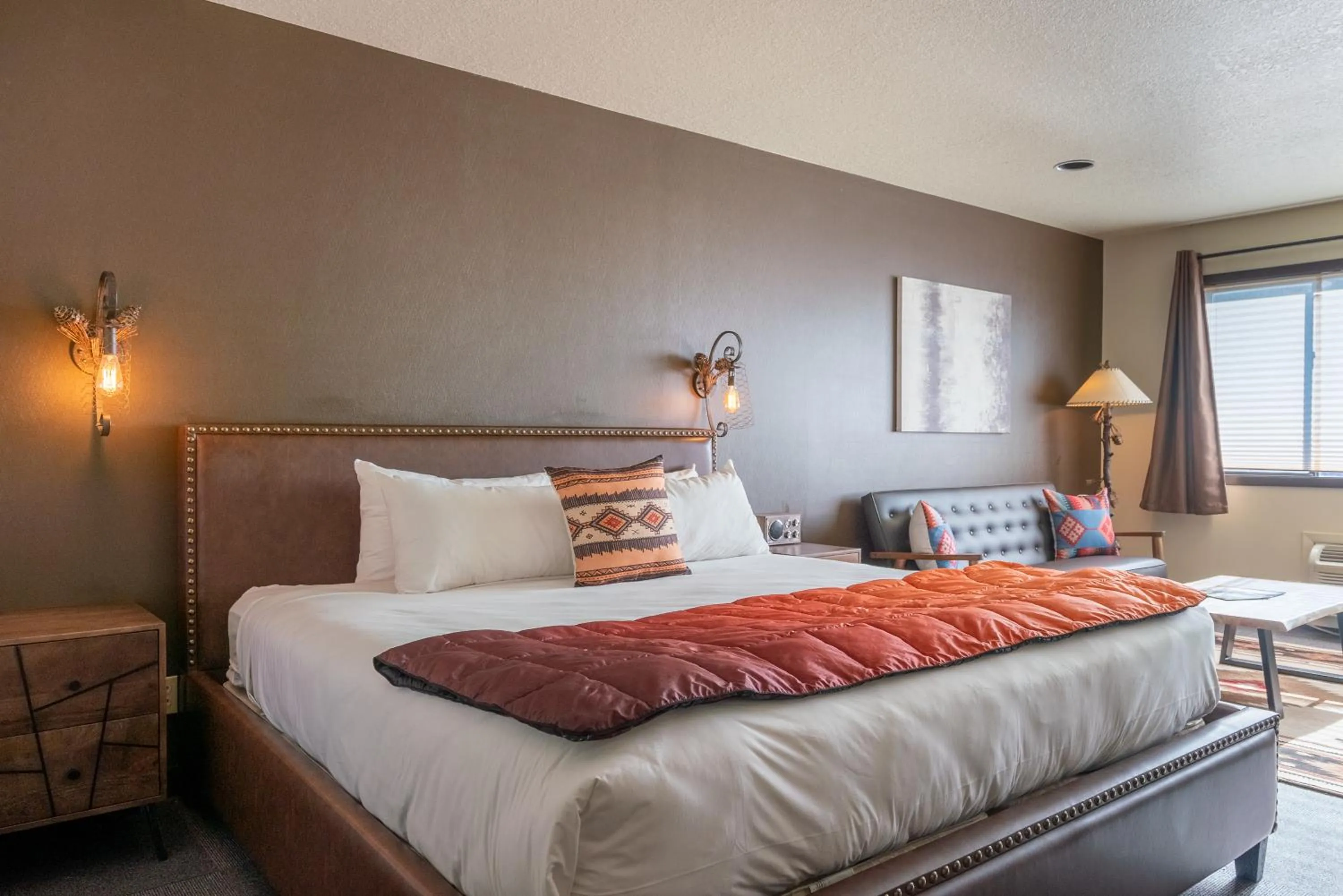 Sunset King in Campfire Hotel