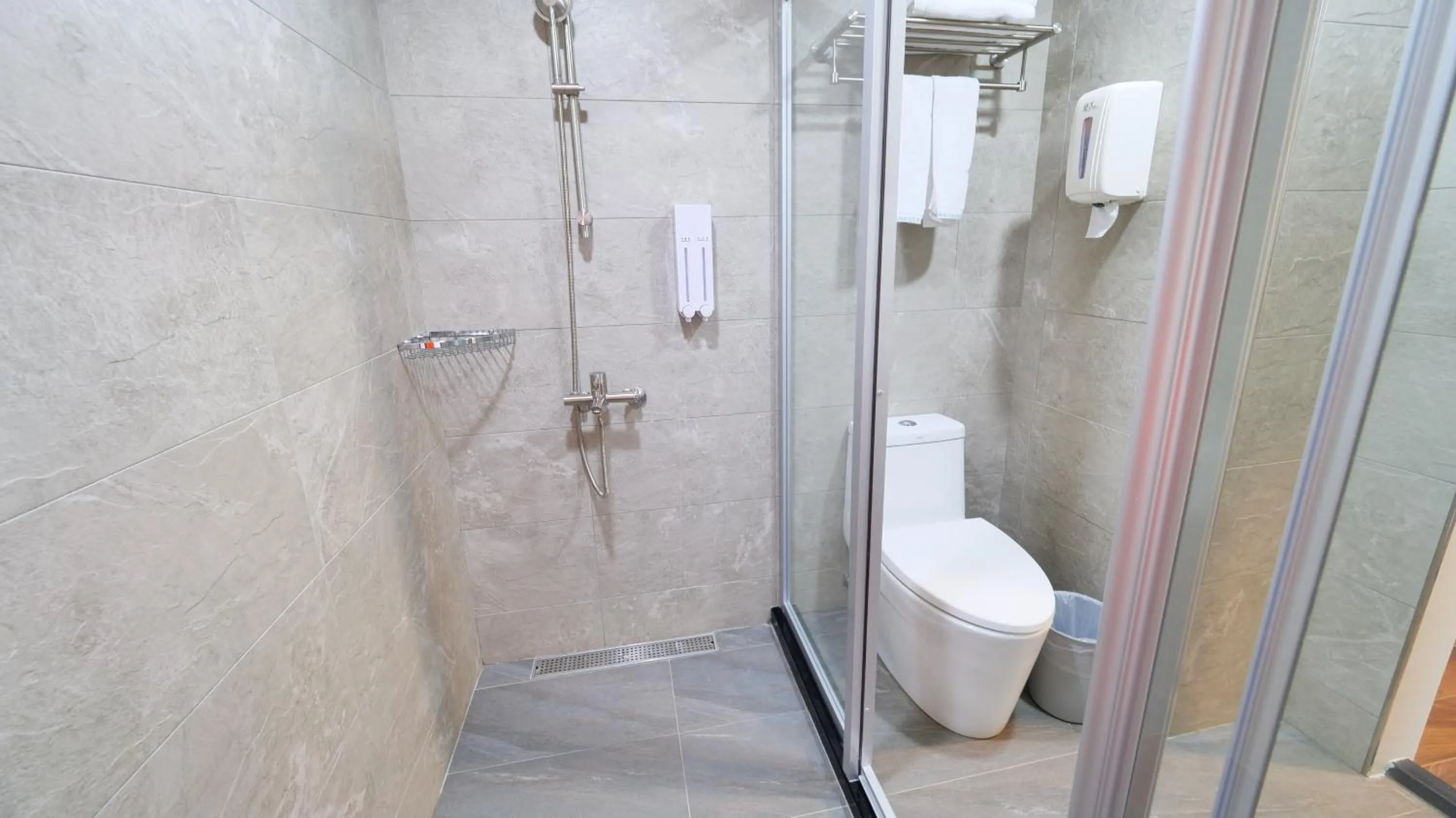 Queen Room with Balcony in Apause Hotel