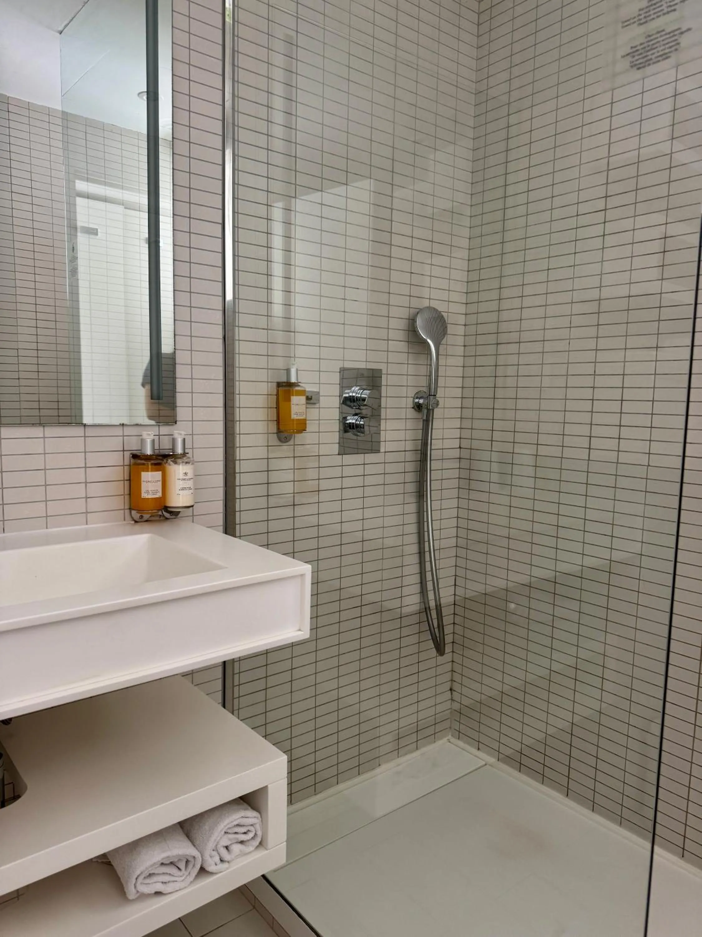 Superior Double Room Garden Level with Terrace in Hotel Restaurant La Vague de Saint Paul