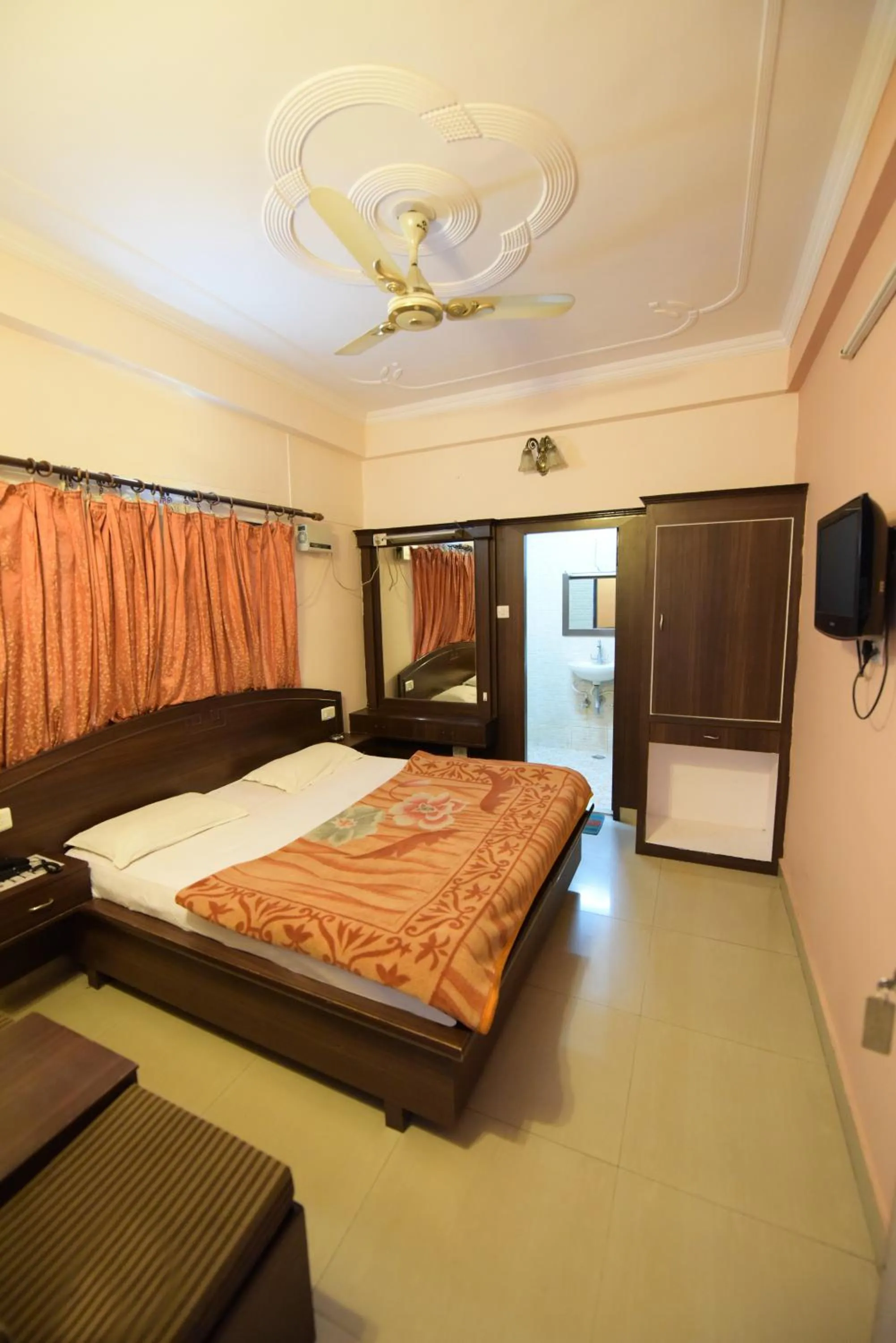 Deluxe Room (2 Adults + 1 Child) in Hotel Ganga Vilas