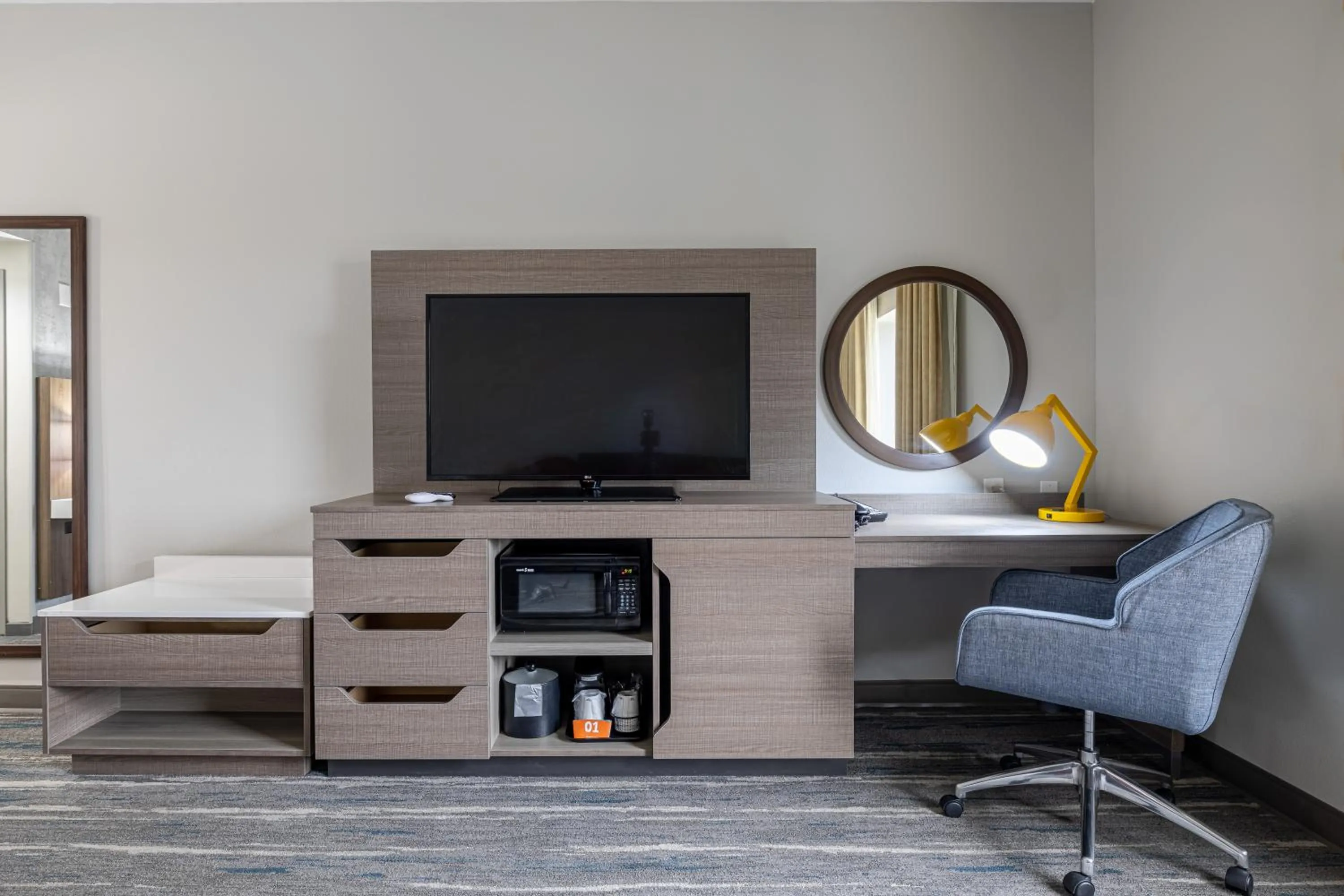 Queen Room with Roll-In Shower - Mobility Access/Non-Smoking in Hampton Inn Knoxville-West At Cedar Bluff