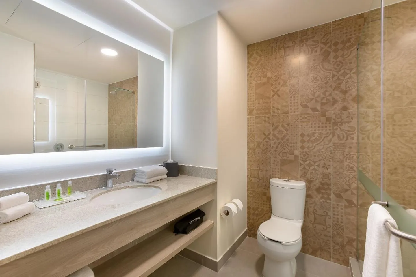Queen Room with Two Queen Beds - Mobility Access Tub/Non-Smoking in Holiday Inn - Piura by IHG