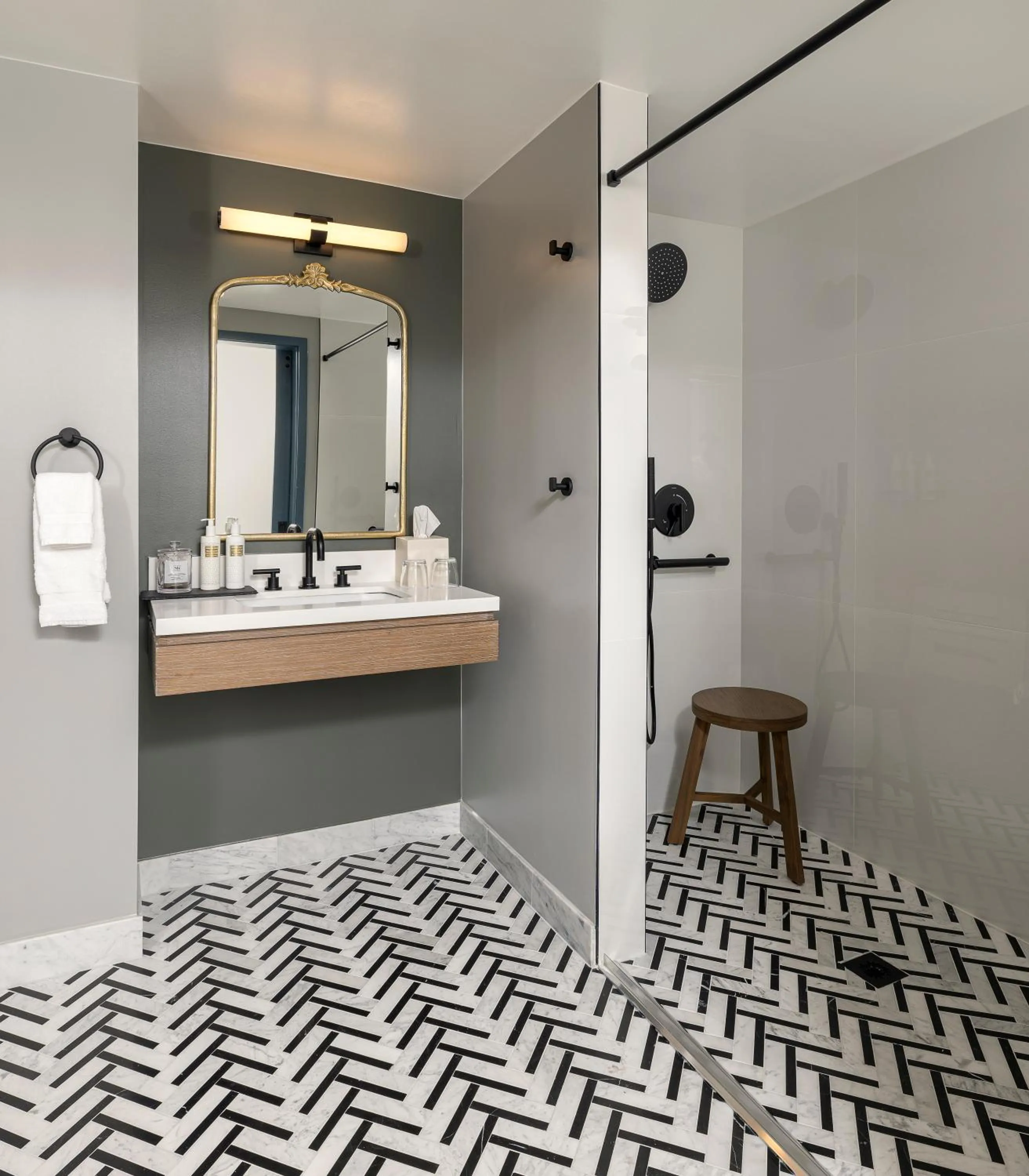 Queen Room - Disability Access in Newport Harbor Island Resort