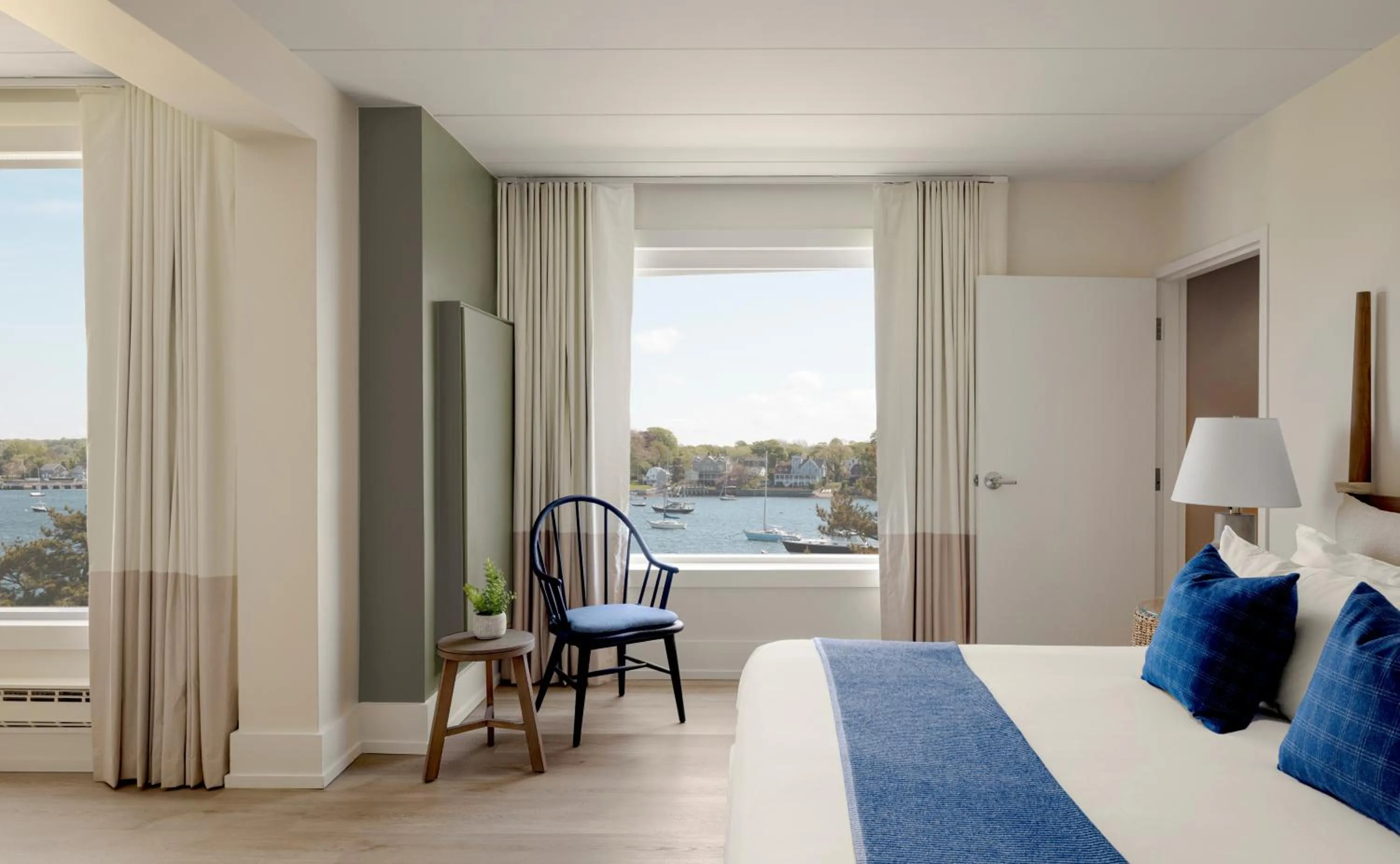 King Room with Roll-In Shower - Disability Access in Newport Harbor Island Resort