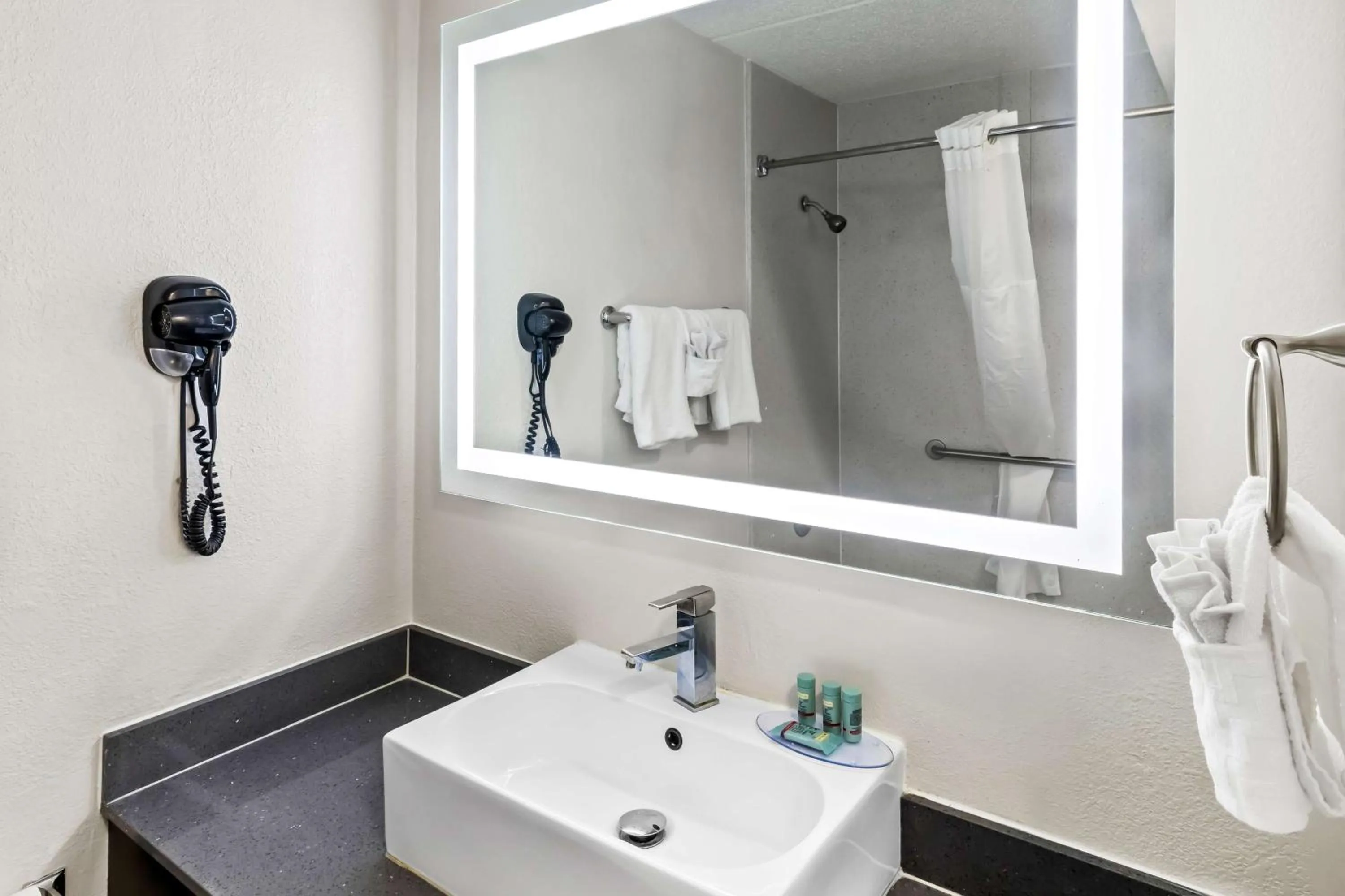 King Room with Walk-In Shower - Disability Access/Non-Smoking in Best Western Atlanta Cumberland Galleria Hotel