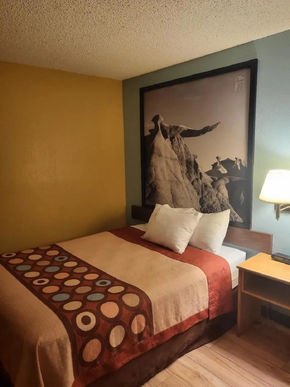 Queen Room - Disability Access/Non-Smoking in Super 8 by Wyndham Raton