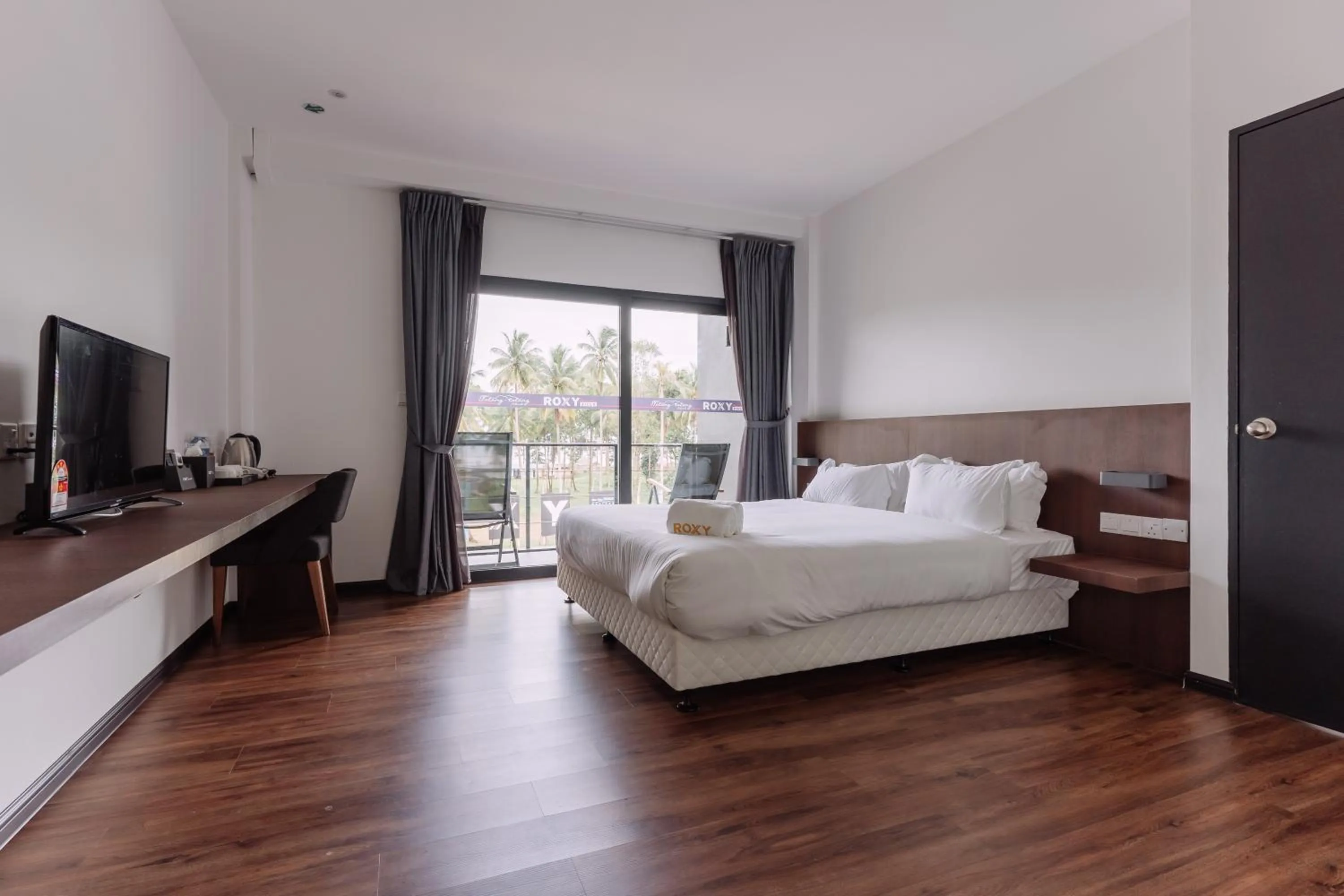 Deluxe King Room in Roxy Sematan Villa & Townhouse