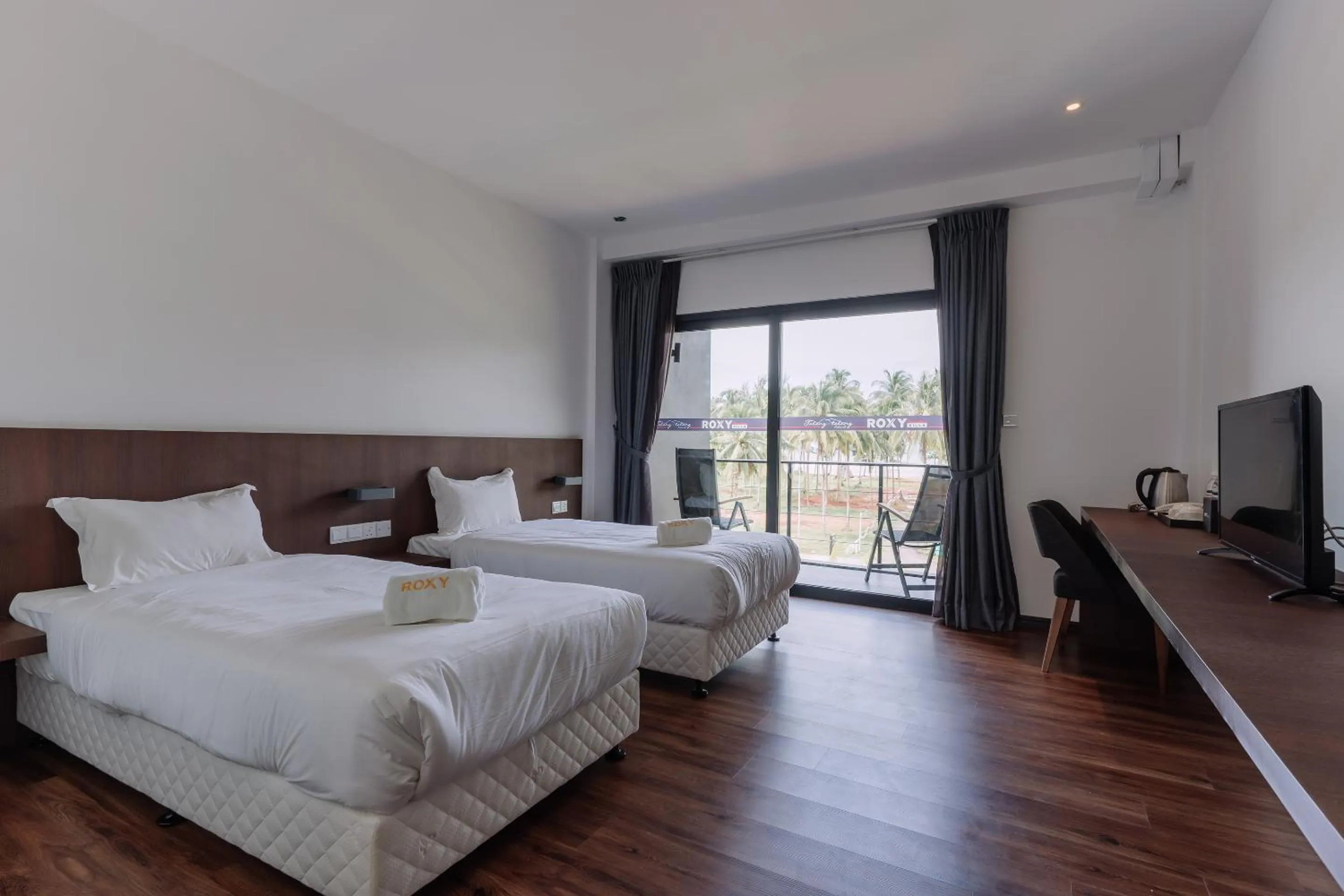 Deluxe Twin Room in Roxy Sematan Villa & Townhouse