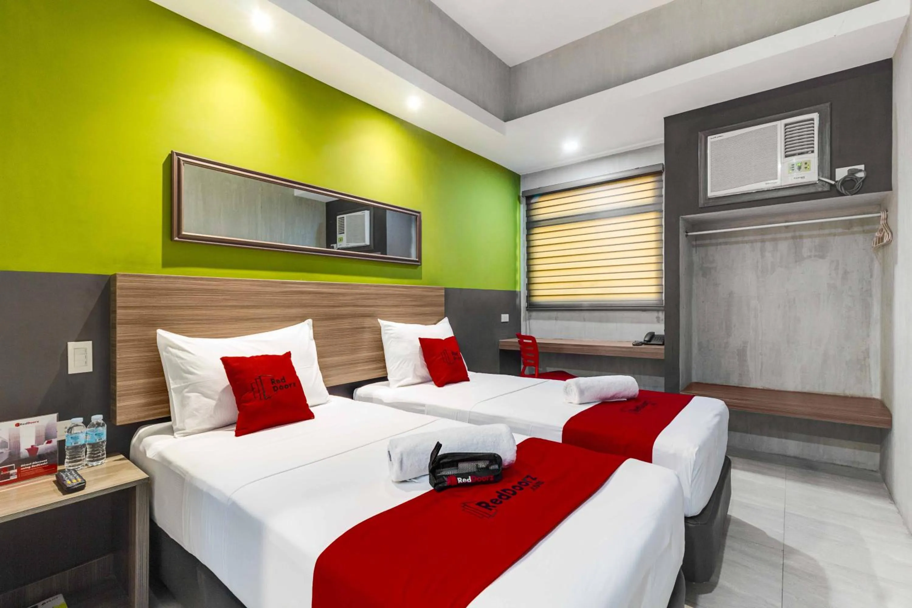 Twin Room in RedDoorz Plus @ Jones Avenue Cebu