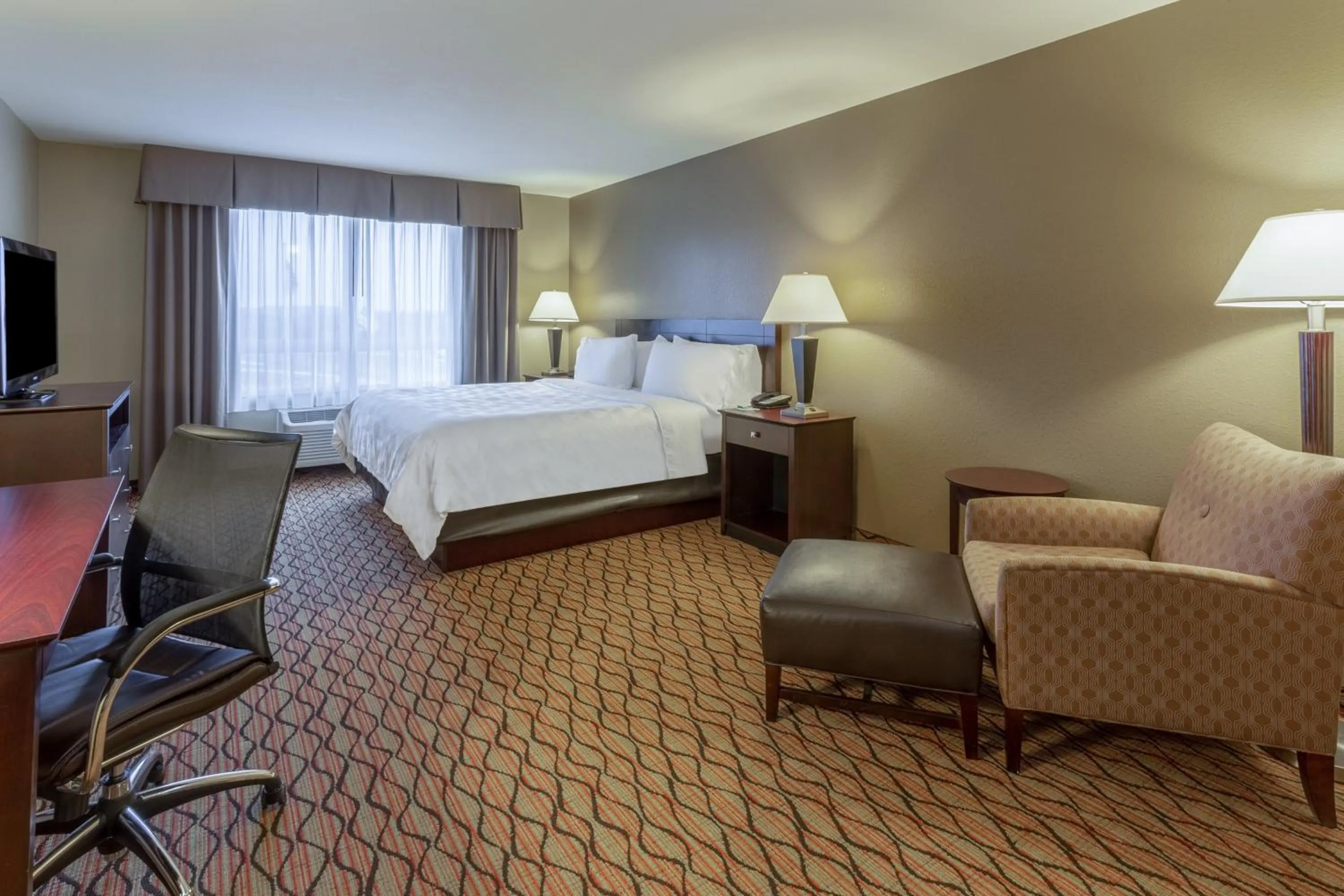 King Room - Disability Access in Holiday Inn Eau Claire South I-94 by IHG