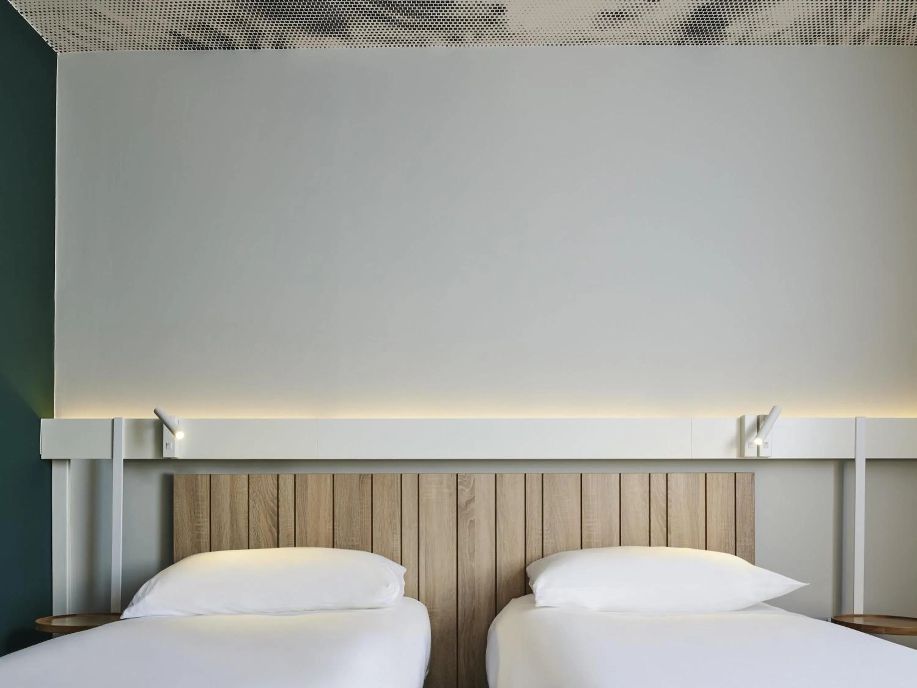 Standard Twin Room in ibis Clamart Paris Velizy