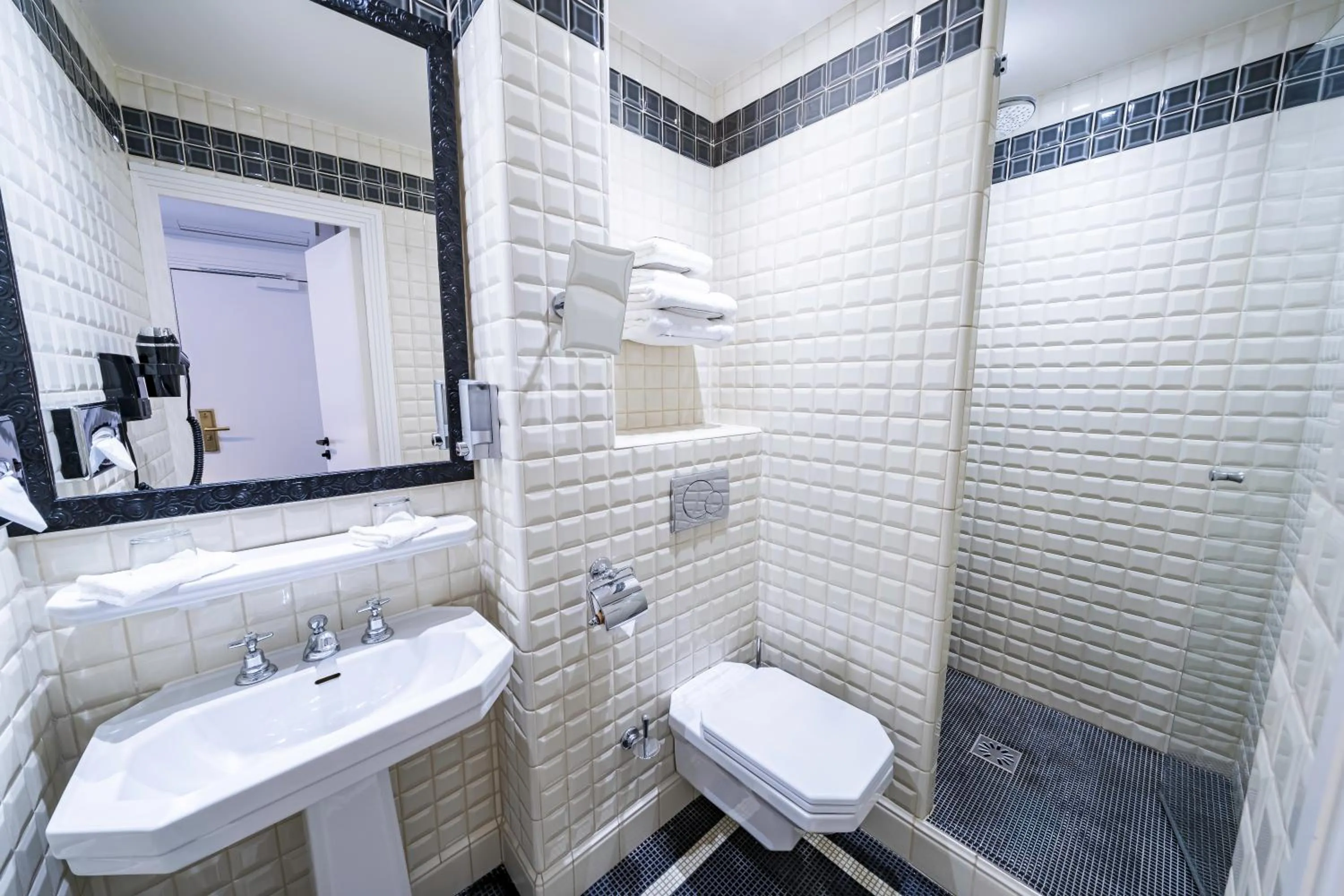 Standard Double Room in Hôtel Le Cercle Tour Eiffel