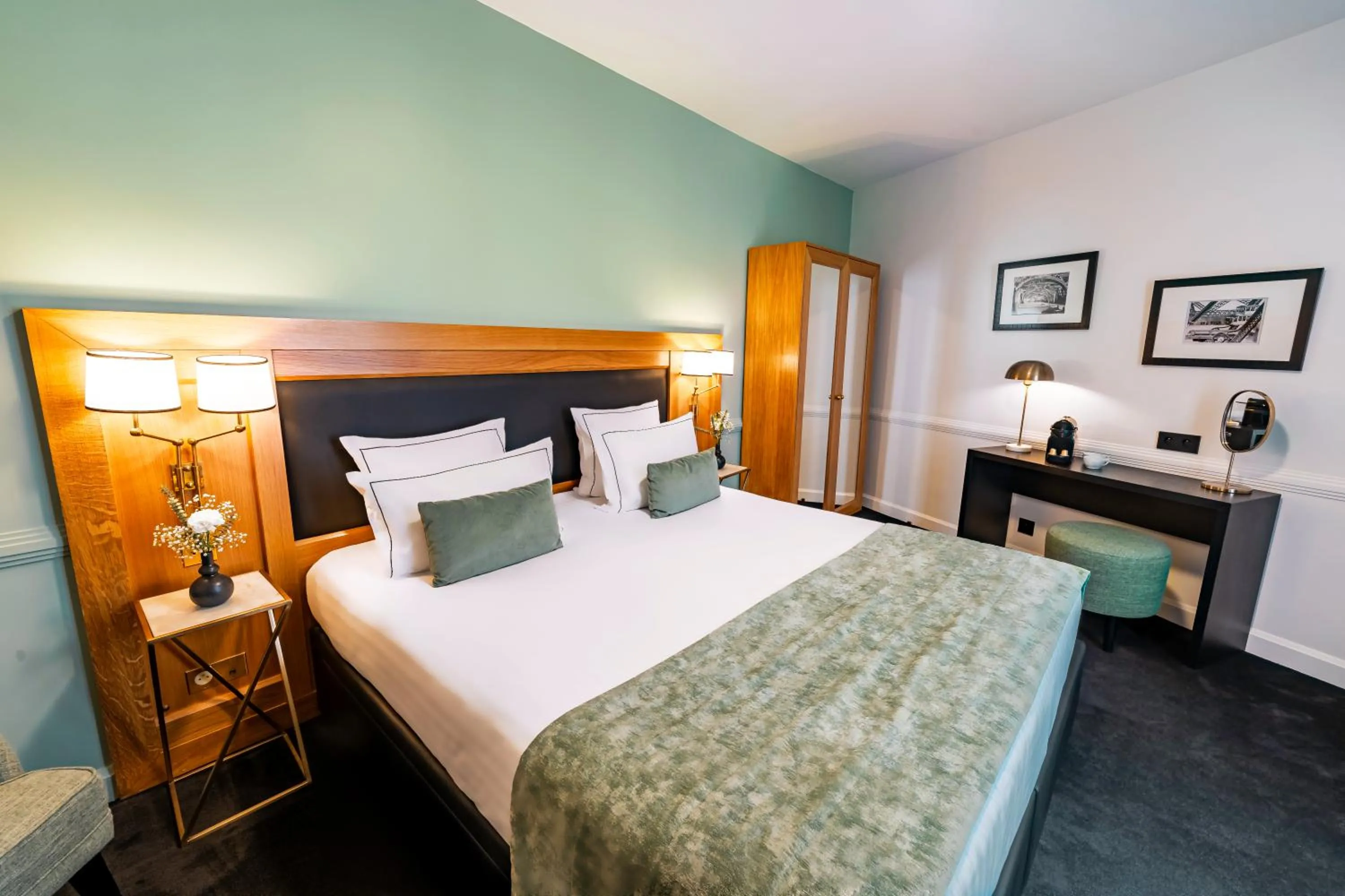 Deluxe Triple Room in Hôtel Le Cercle Tour Eiffel