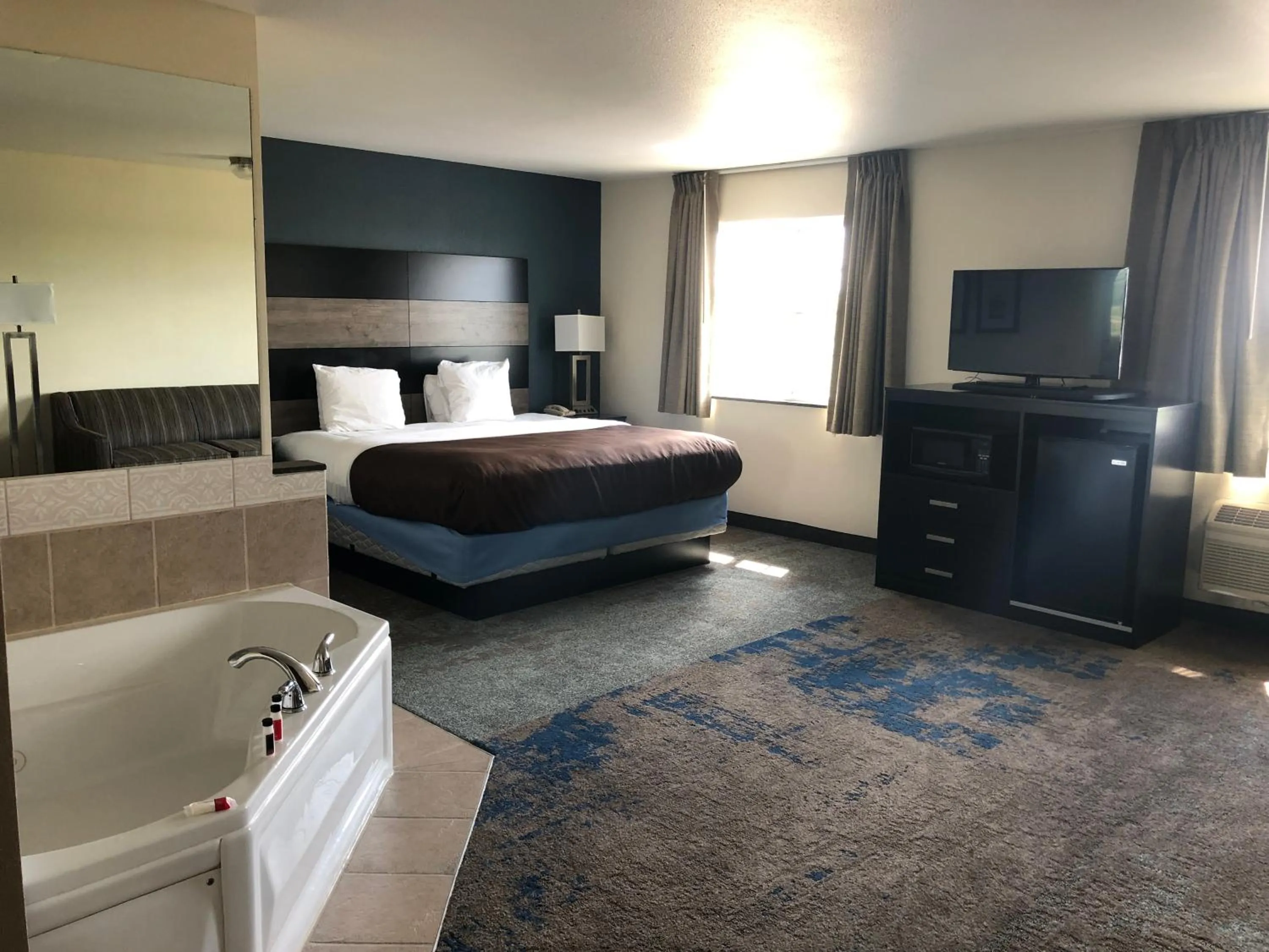 1 King Bed, Deluxe Studio Suite, Non Smoking in AmericInn by Wyndham Maquoketa