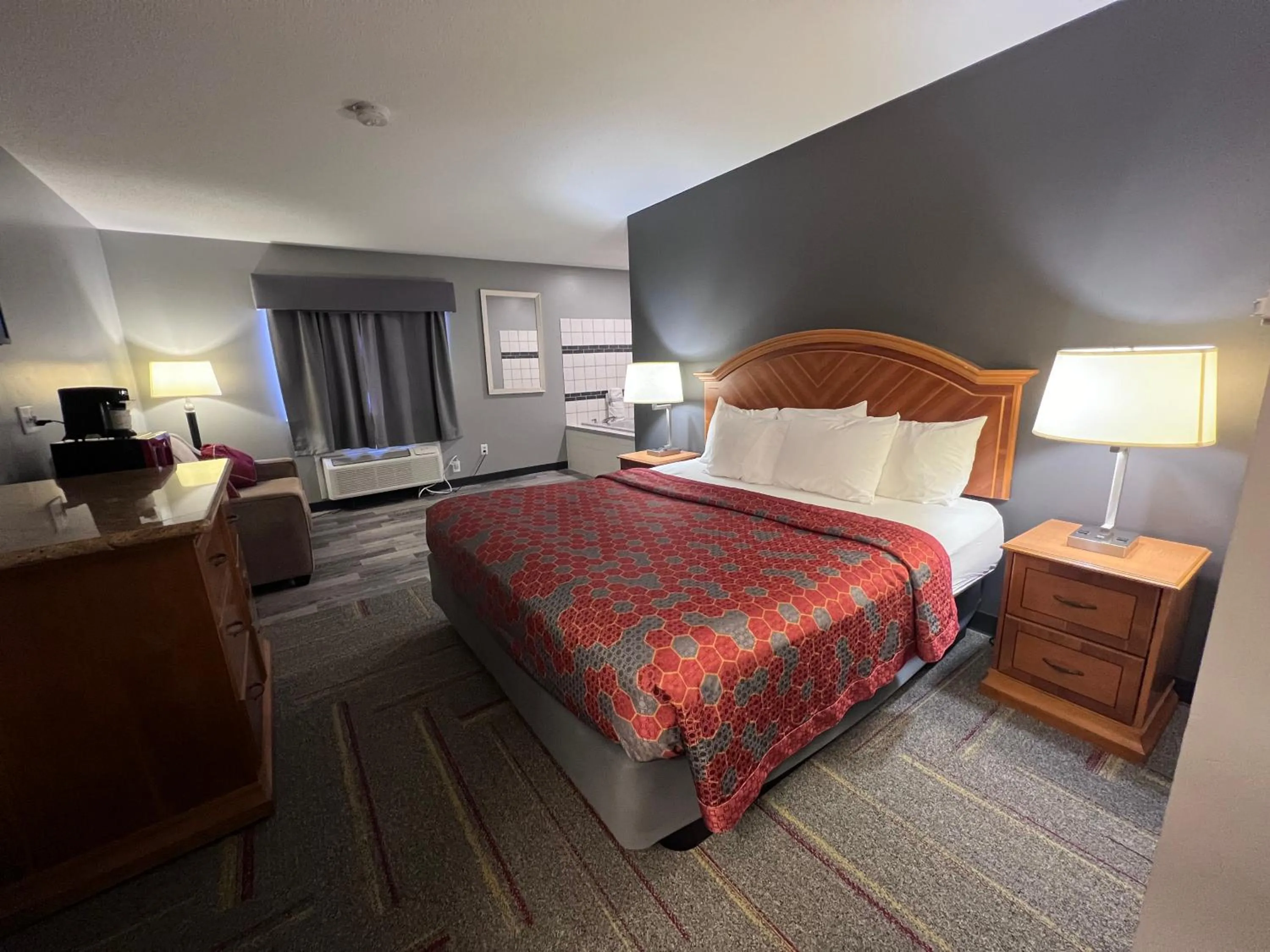 King Room with Spa Bath in American Inn and Suites Ionia