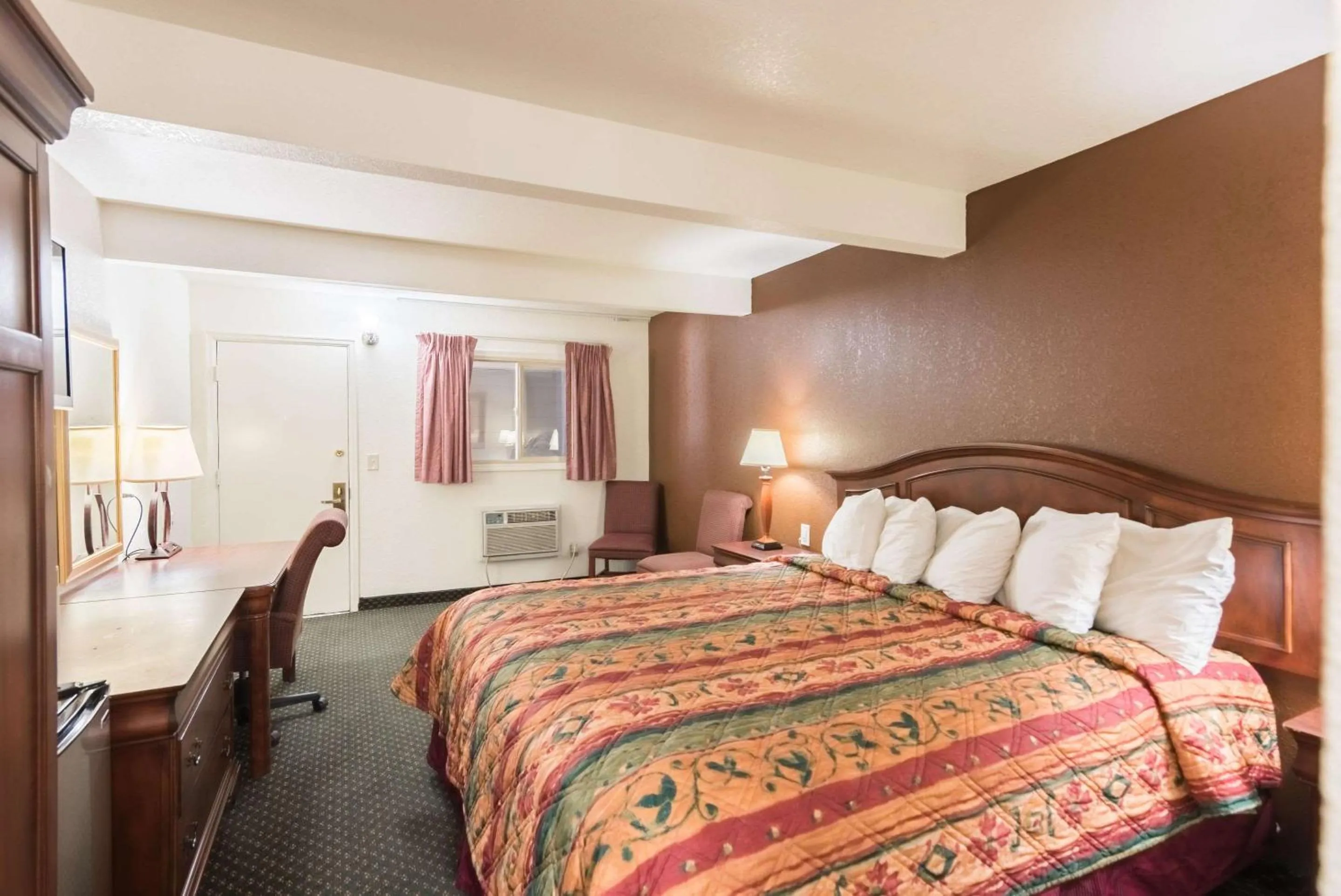 Standard King Room - Non-Smoking  in 1st Interstate Inn Montrose