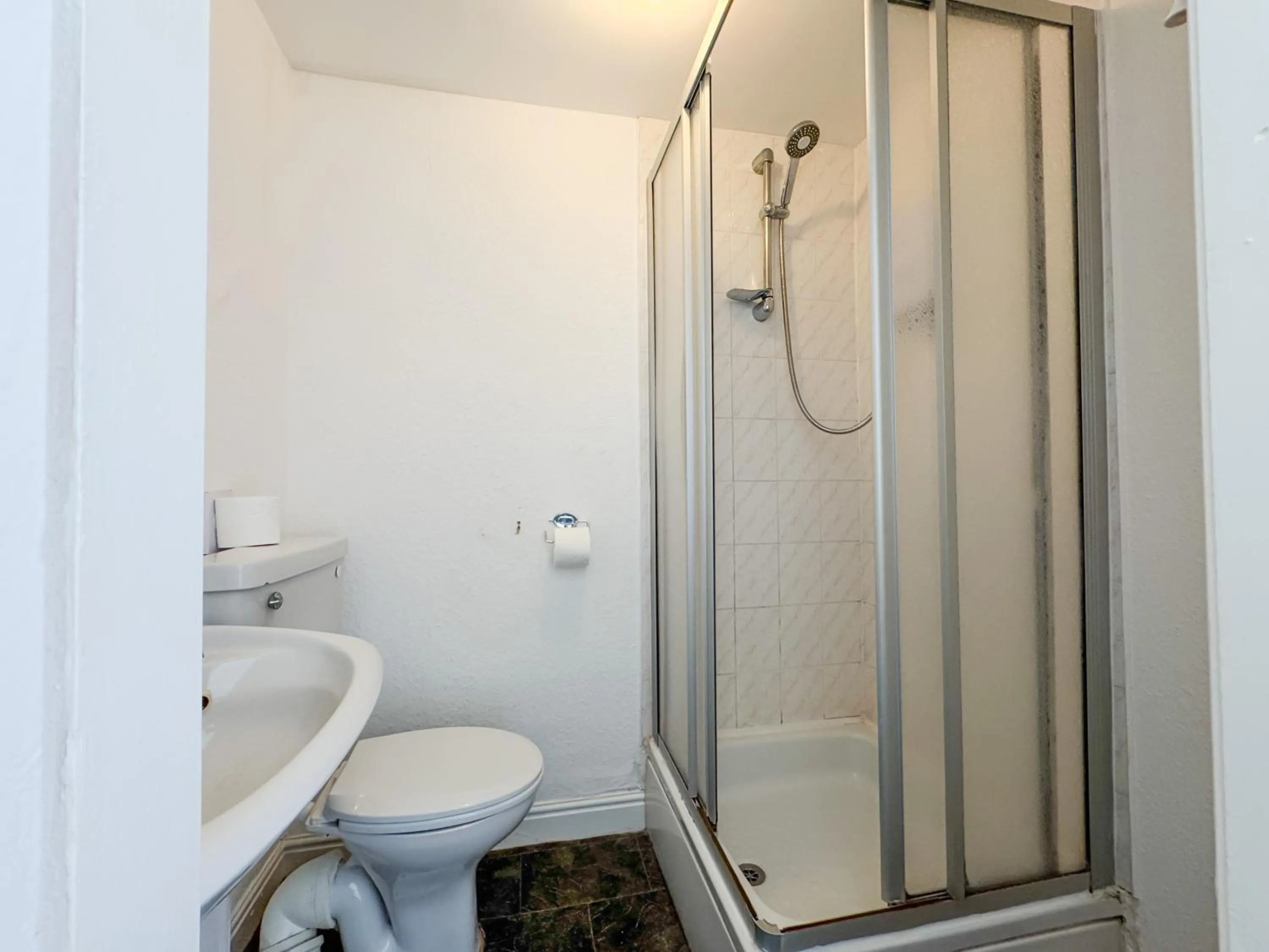 Budget Twin Room in Delmont Hotel & View Restaurant