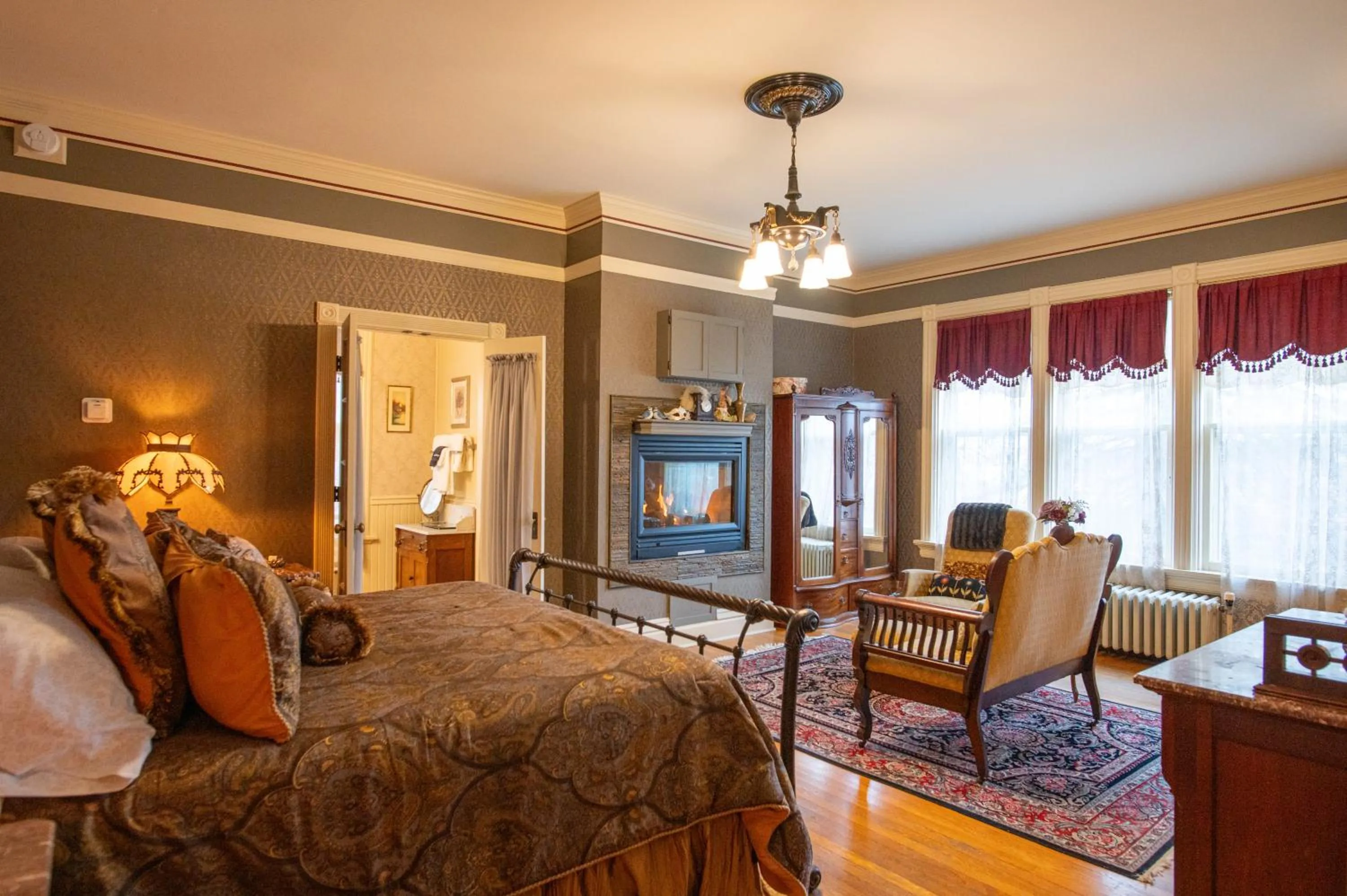 King Suite in Aurora Staples Inn