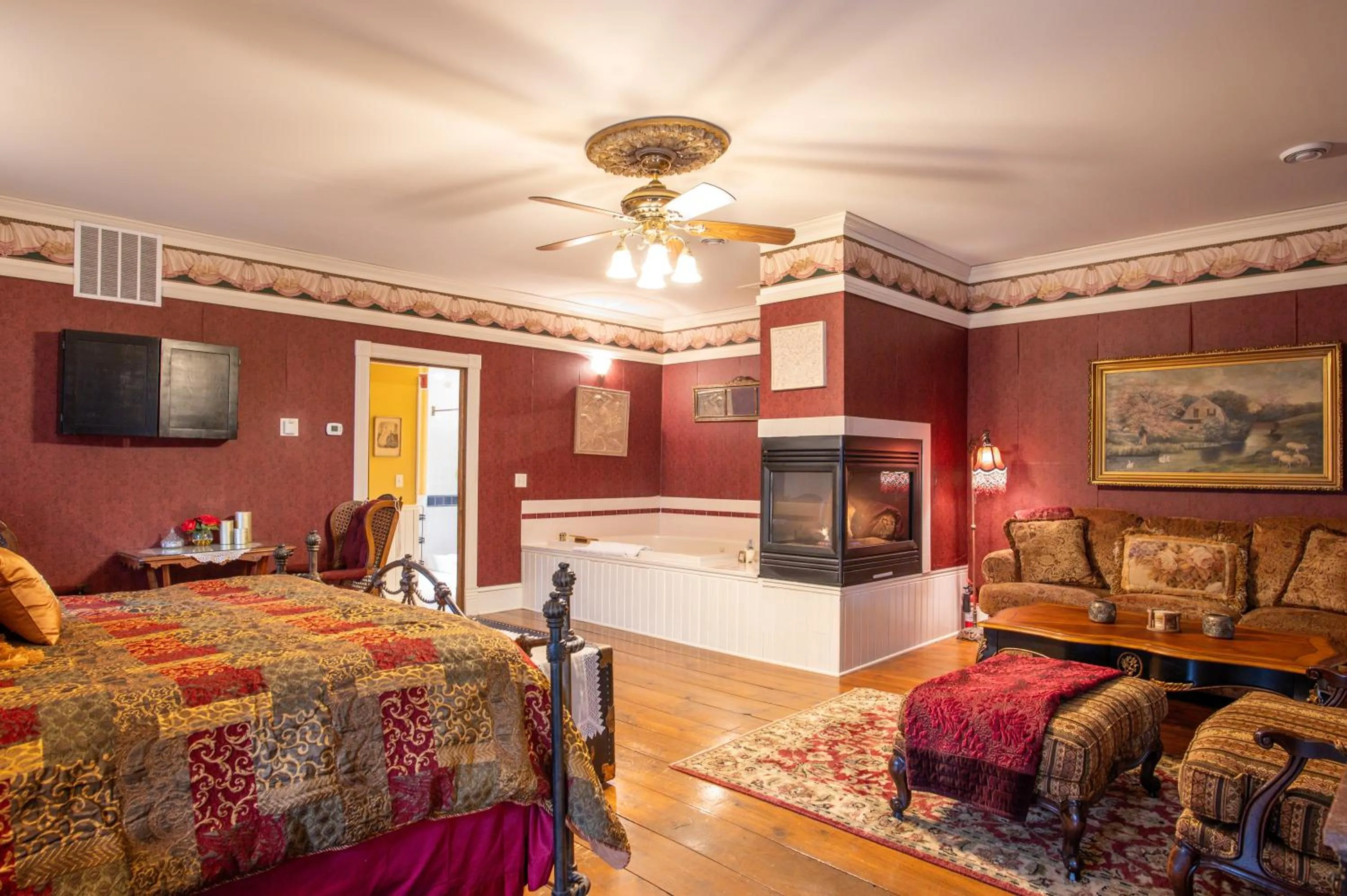 Deluxe King Suite in Aurora Staples Inn