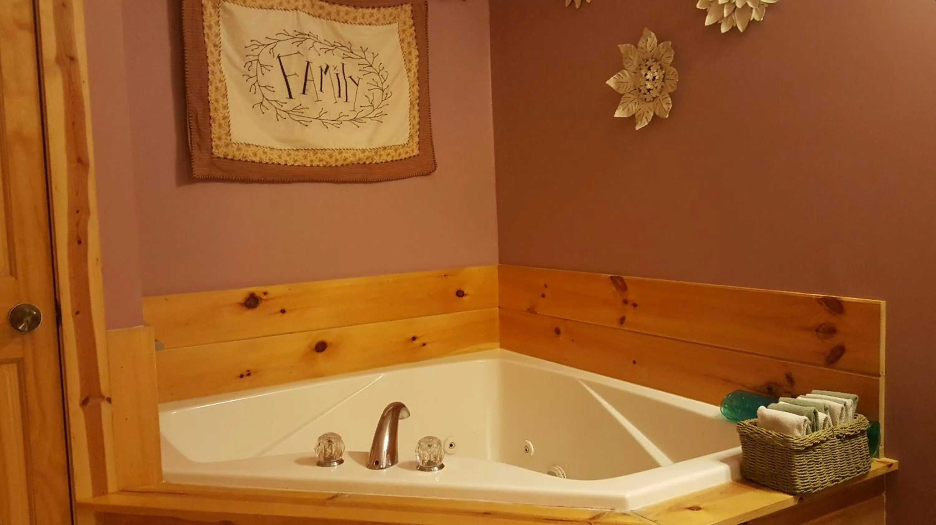 One-Bedroom Bungalow in Amish Blessings Cabins