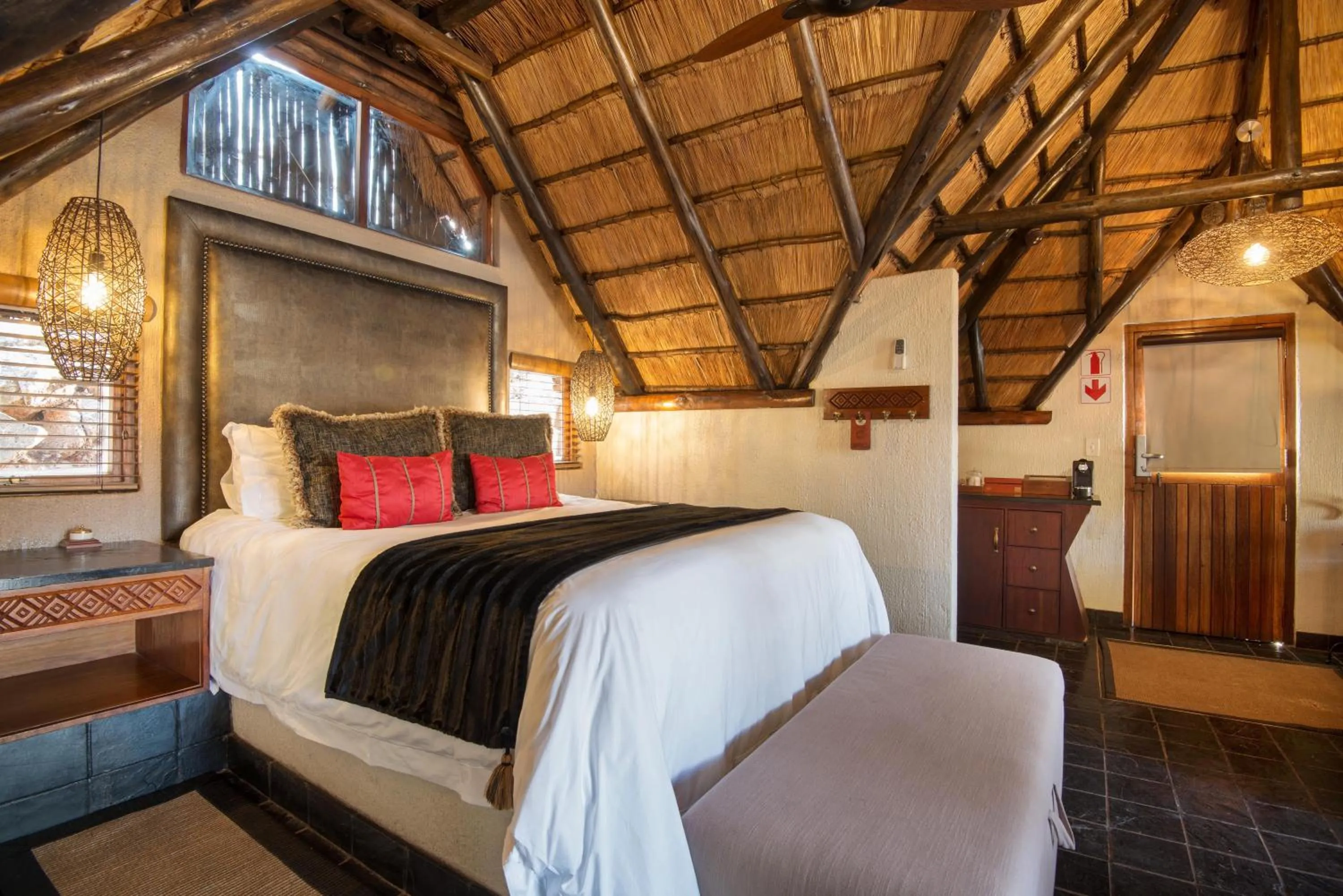 Luxury Chalet with Queen Bed in Tshukudu Bush Lodge