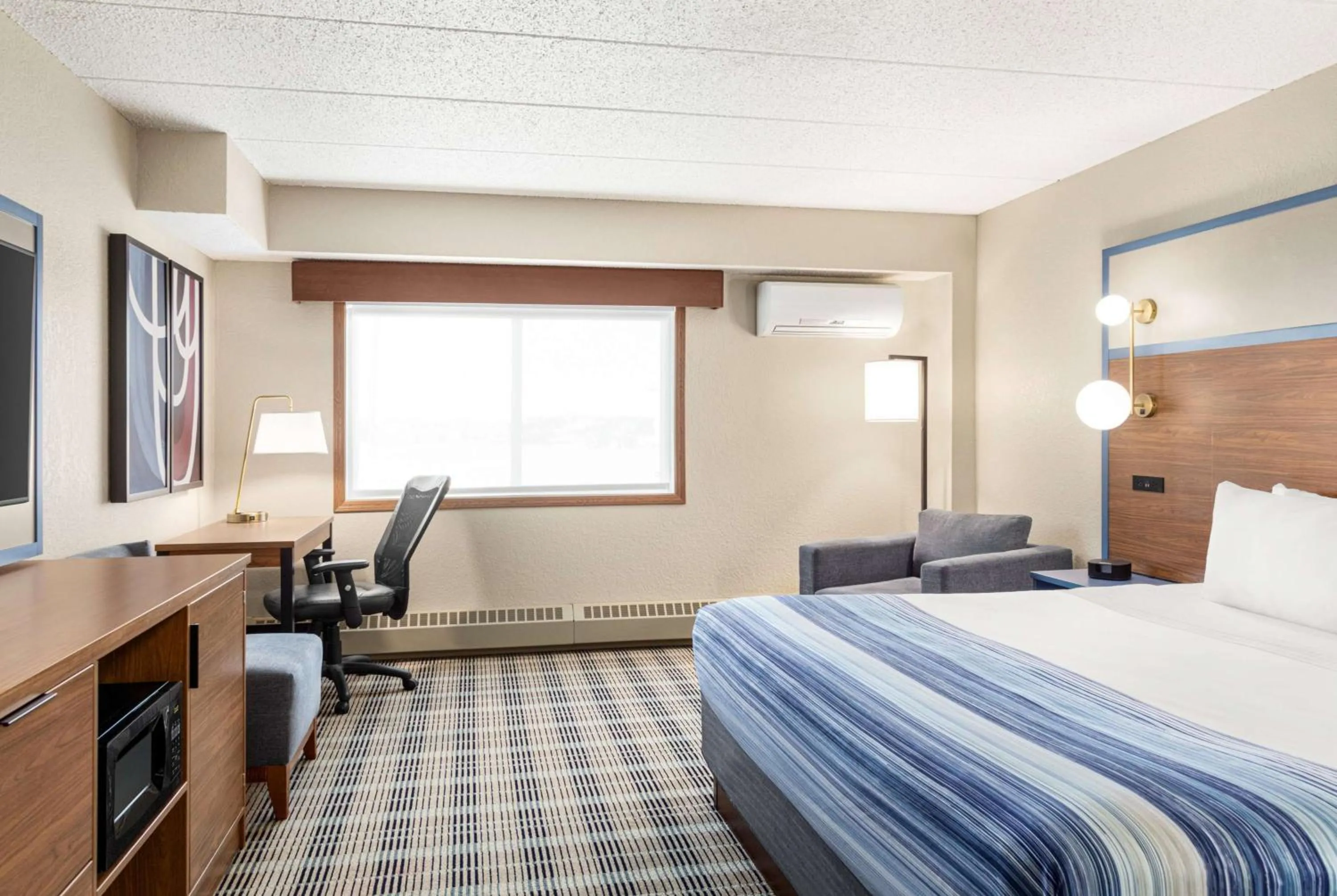 King Room - Non-Smoking in AmericInn by Wyndham Roseau