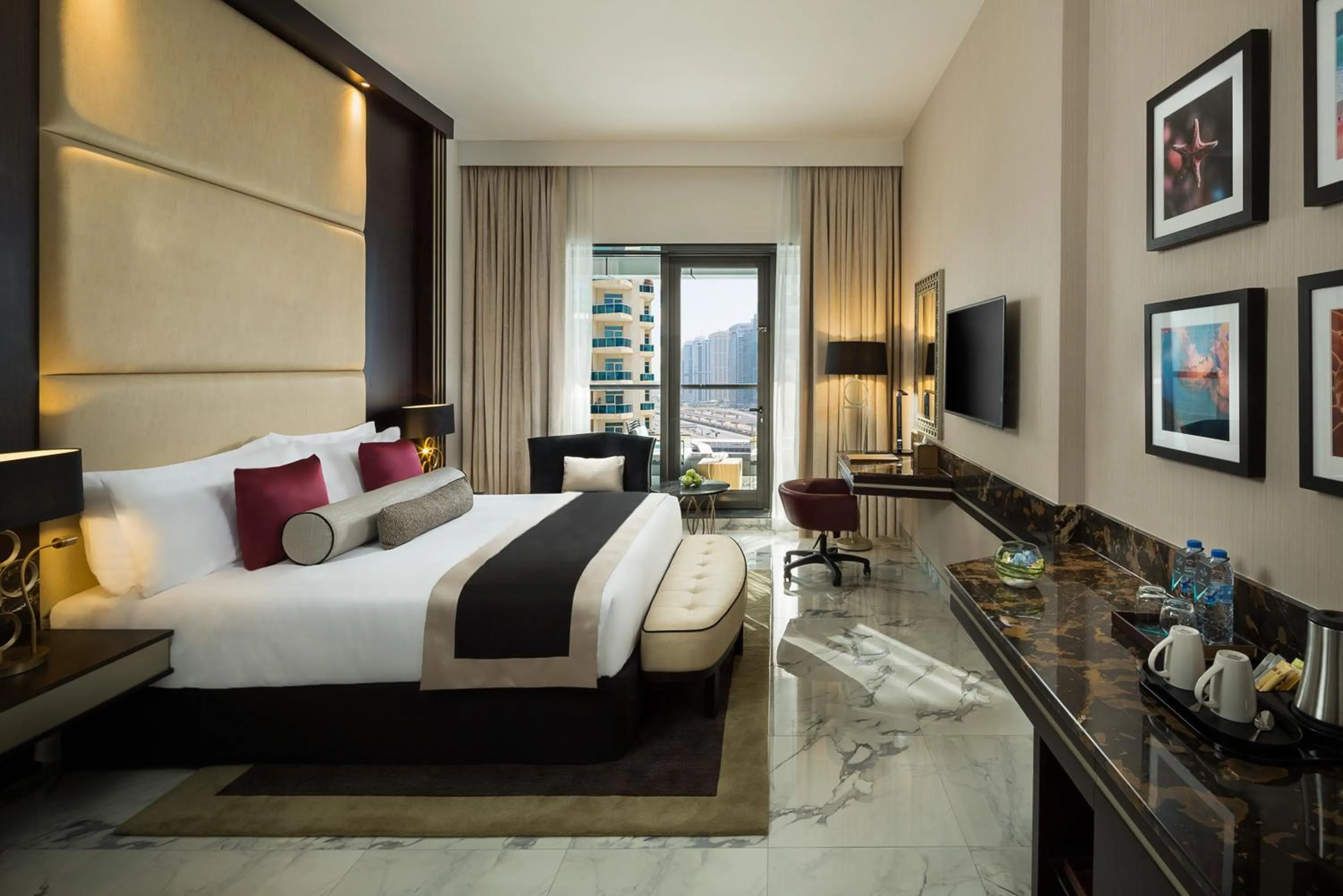 Deluxe King Room with Balcony in Millennium Place Dubai Marina