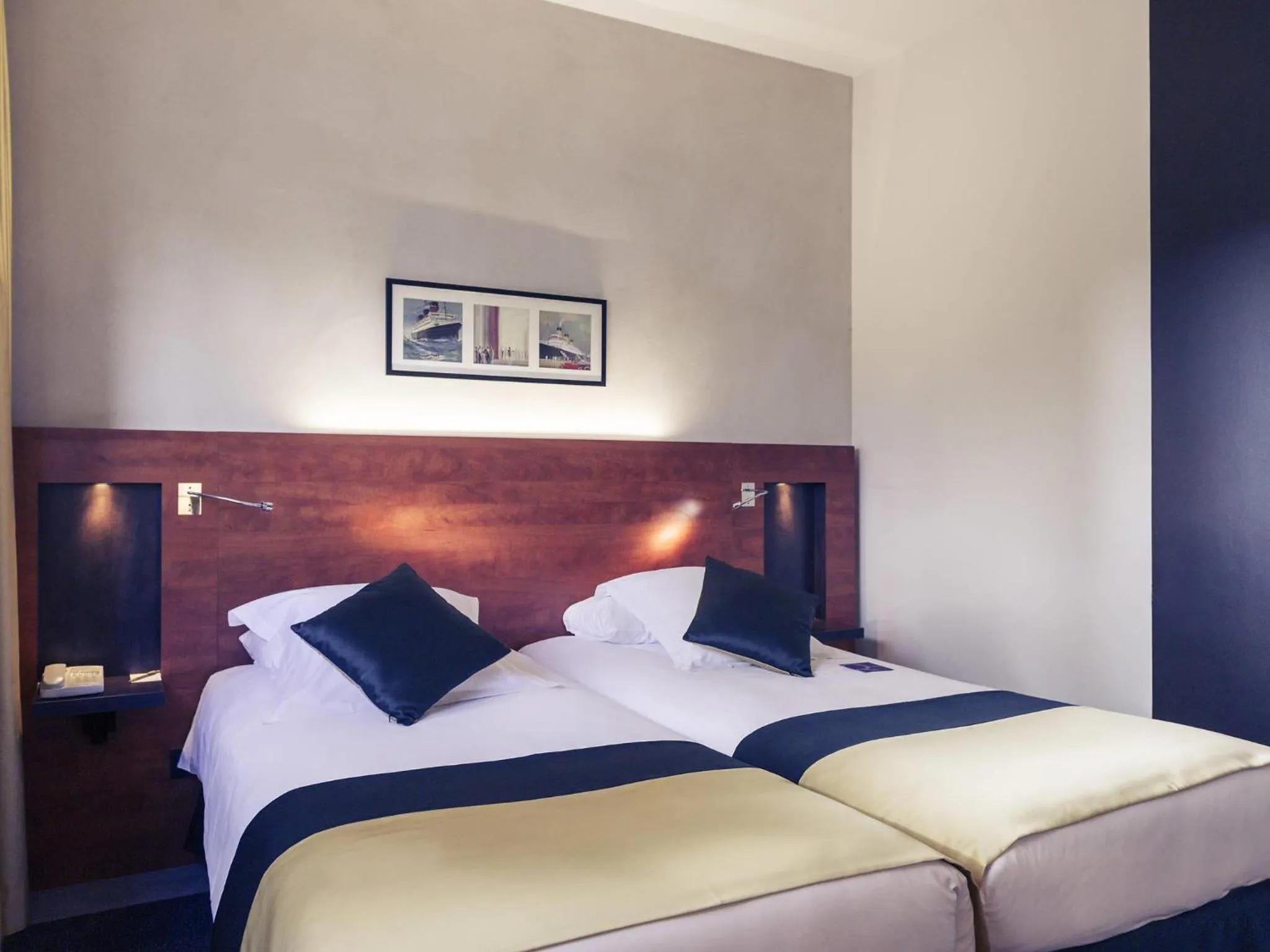 Standard Twin Room in Mercure Maurepas Saint Quentin