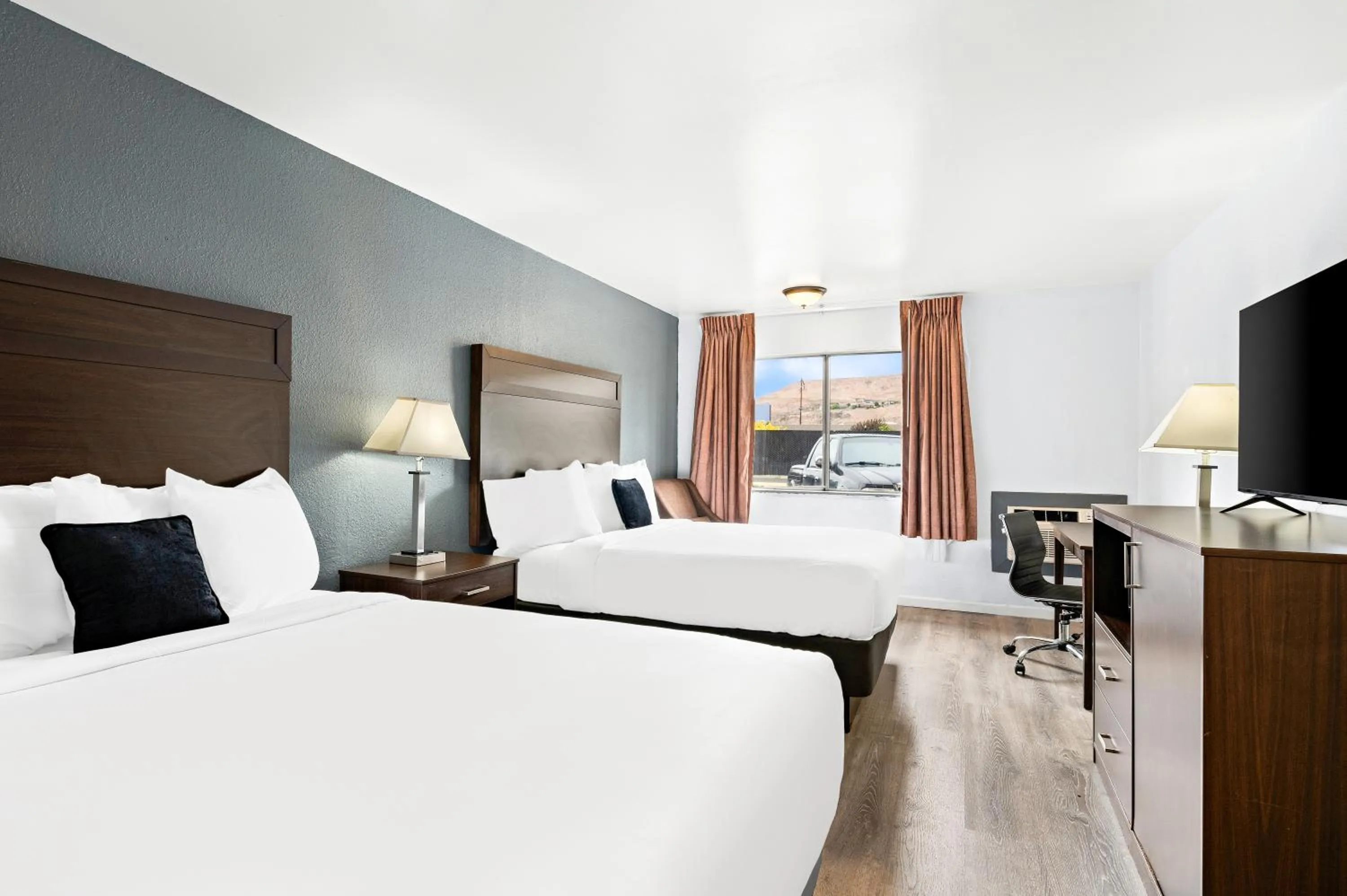 Queen Room with Two Queen Beds in Red Lion Inn & Suites Yakima