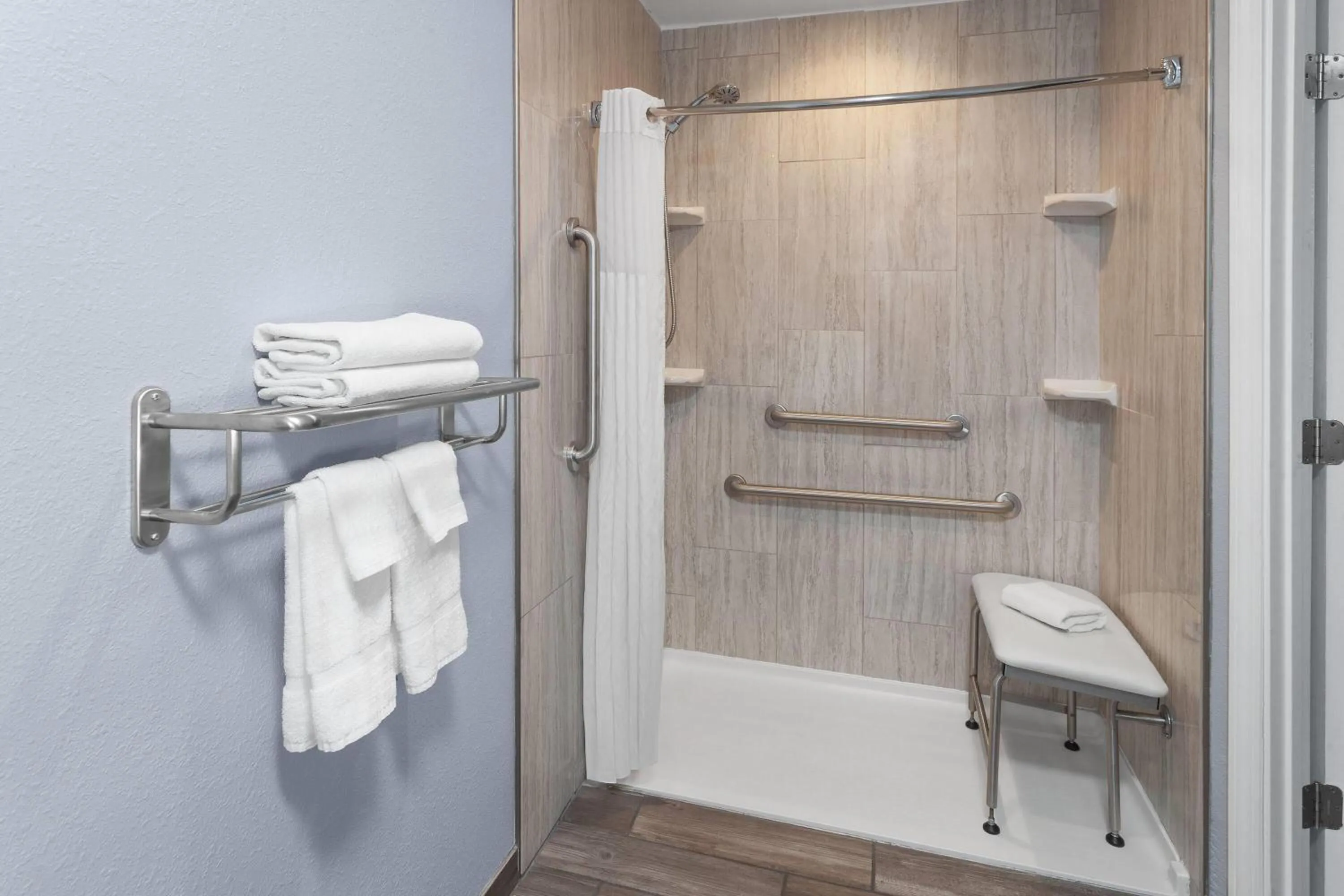 Queen Room with Bath Tub - Mobility Accessible/Non-Smoking in Baymont by Wyndham Manistee