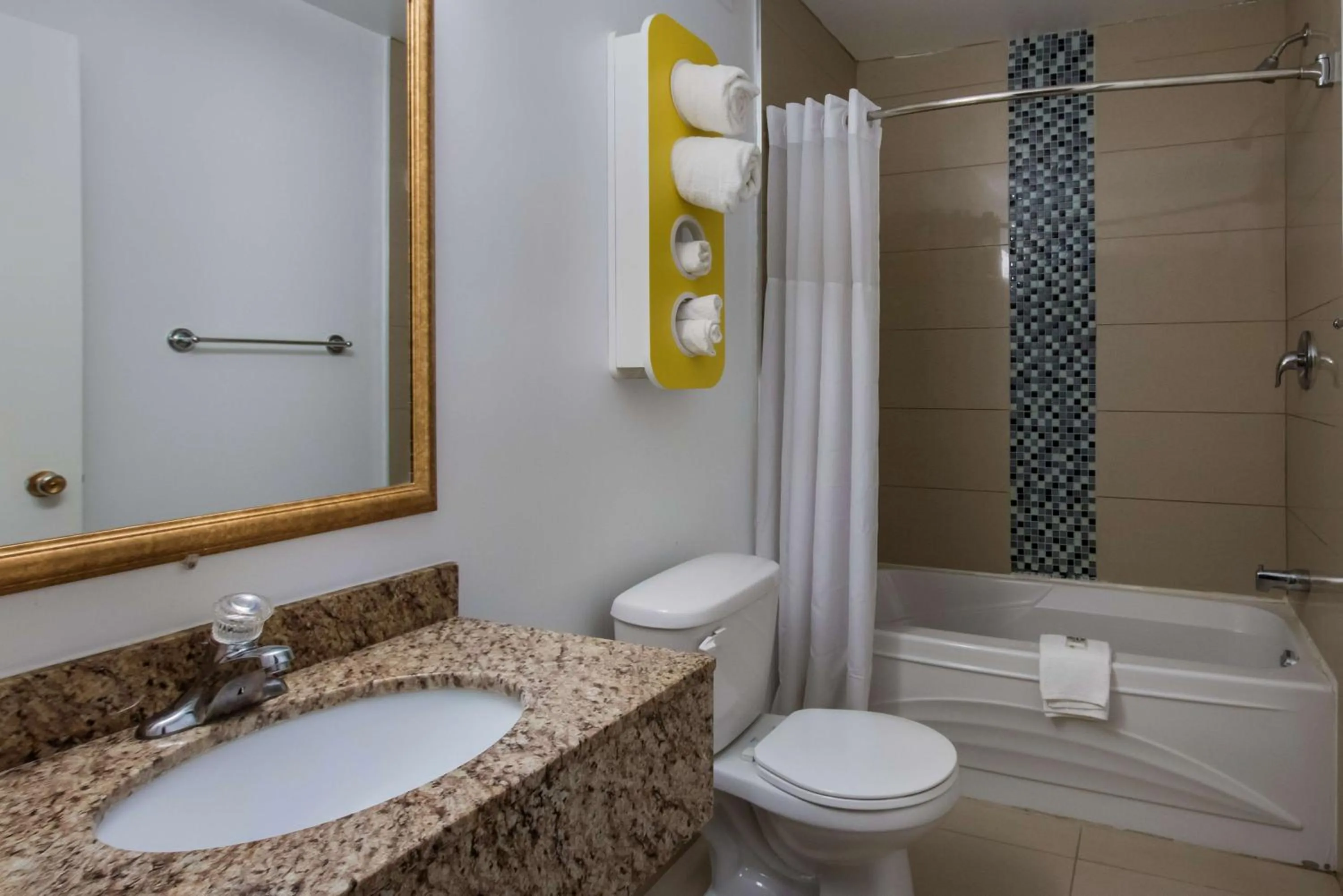 Deluxe Queen Room - Non-Smoking in Motel 6-Sudbury, ON