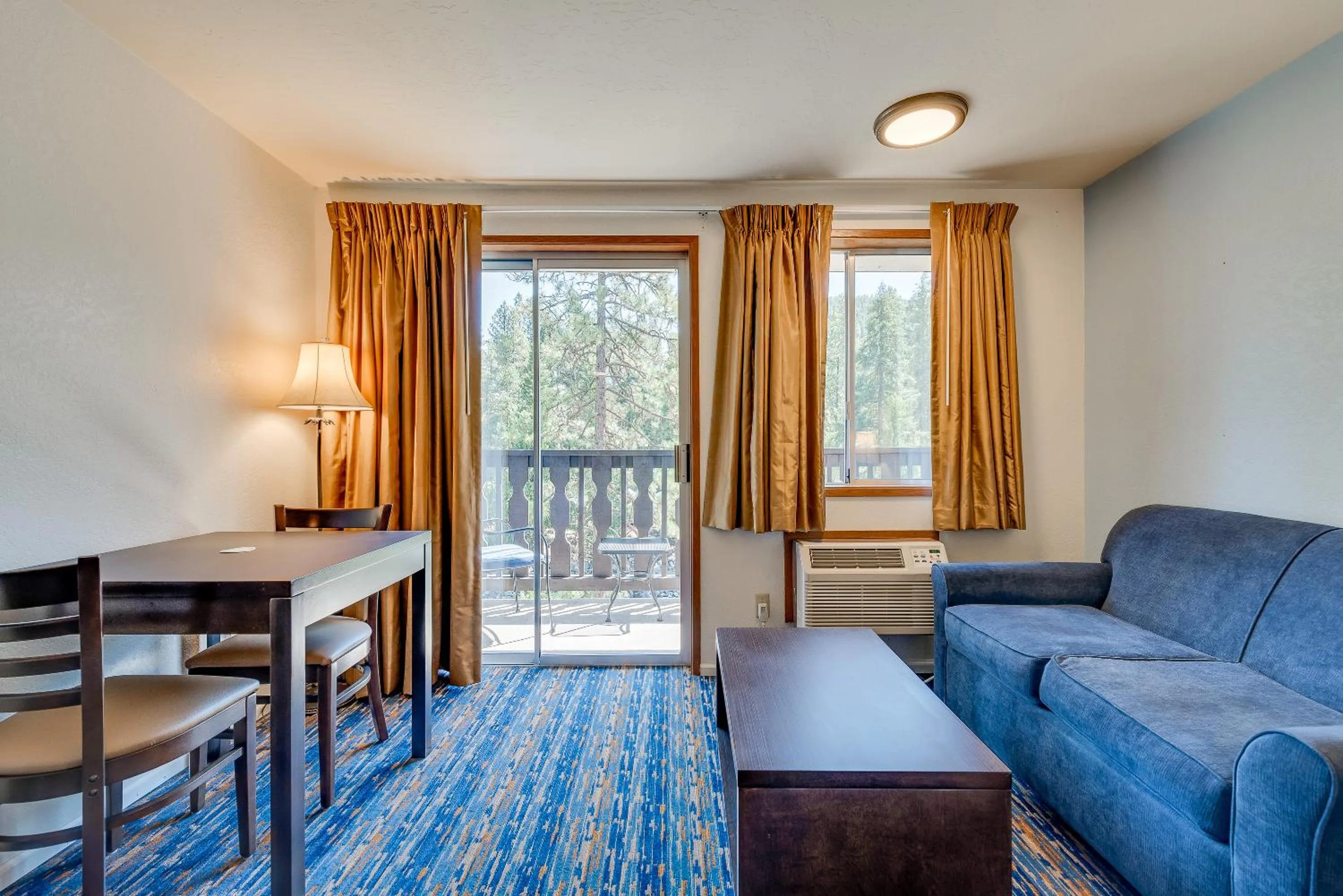 Queen Room with Balcony and River View in Alpine Rivers Inn