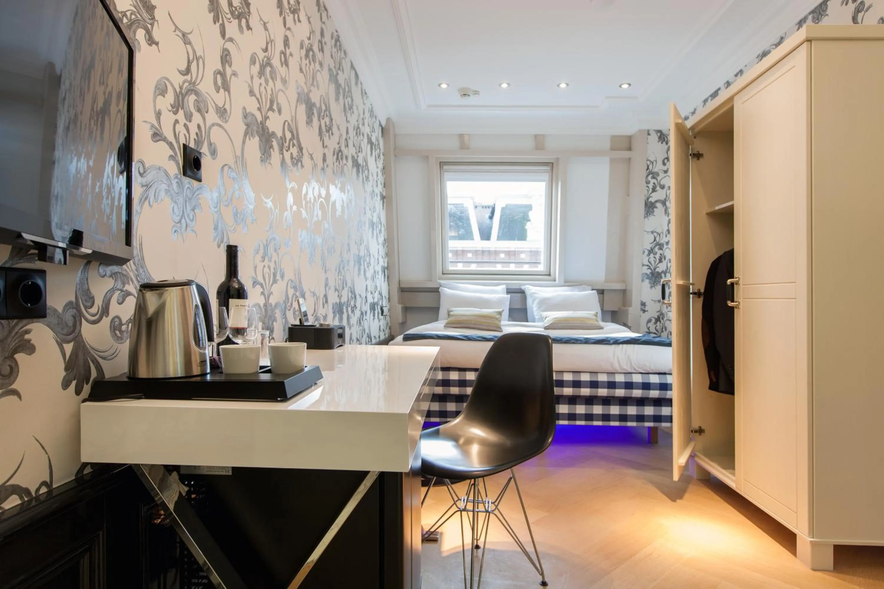 Deluxe Double Room in Amsterdam Canal Hotel