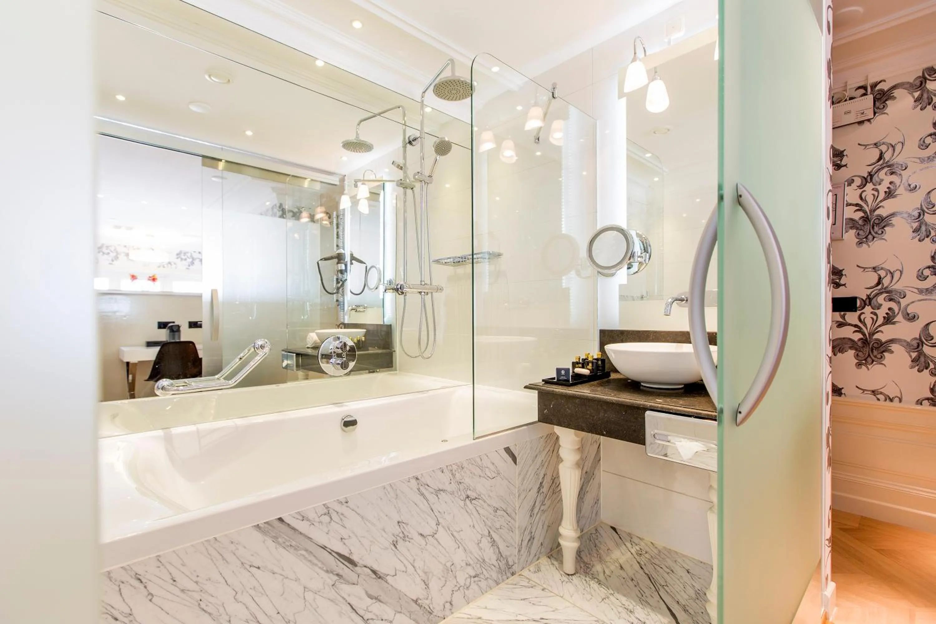 Deluxe Triple Room in Amsterdam Canal Hotel